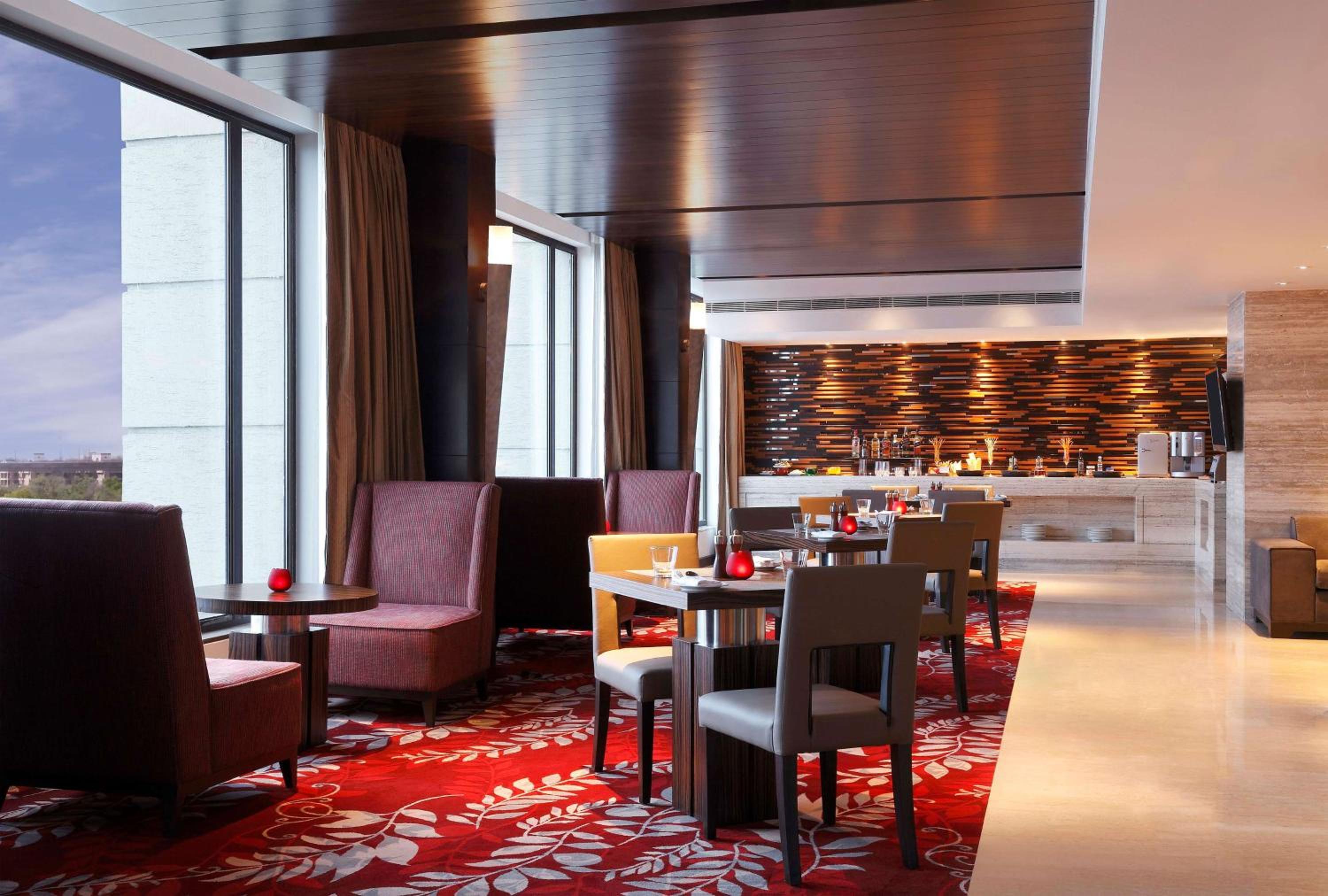 Deluxe King Room with Terrace thumbnail 5