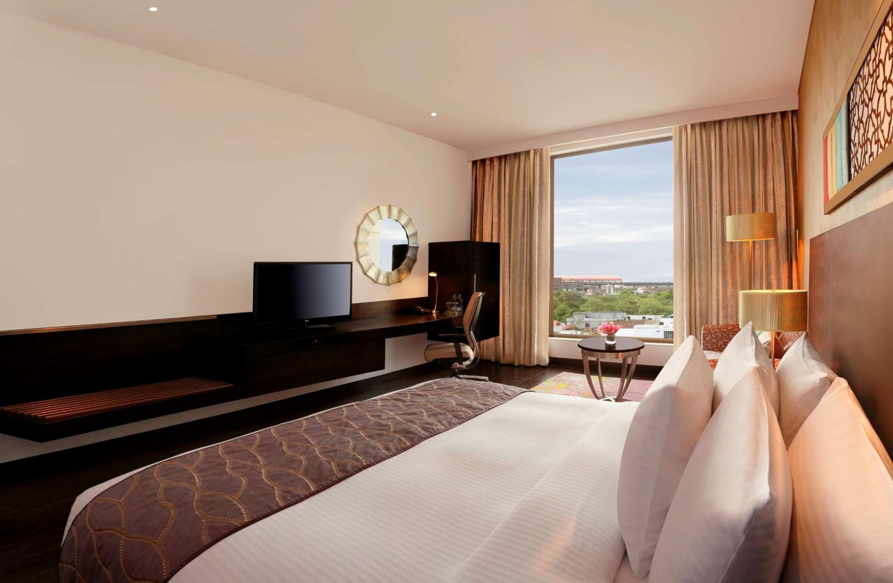 Executive Twin Room with Access to Executive Lounge thumbnail 6