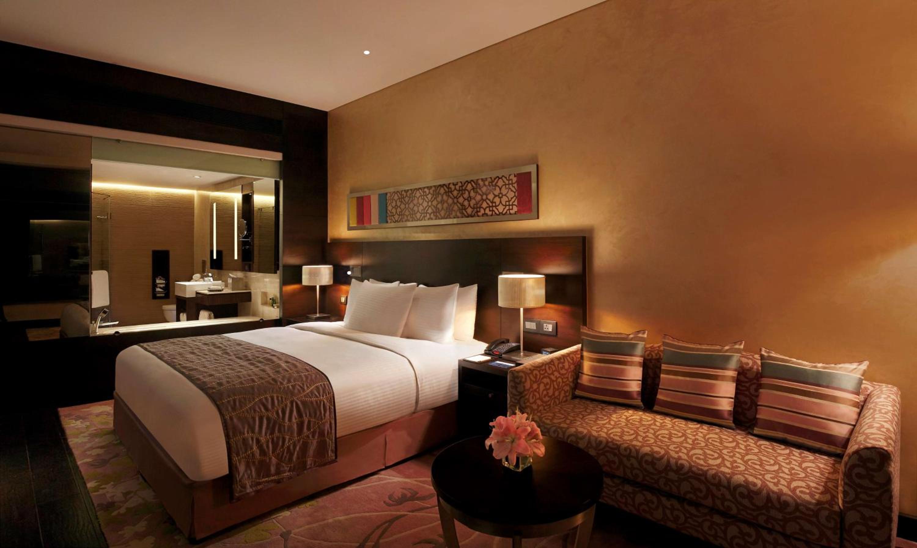King Room with City View thumbnail 6