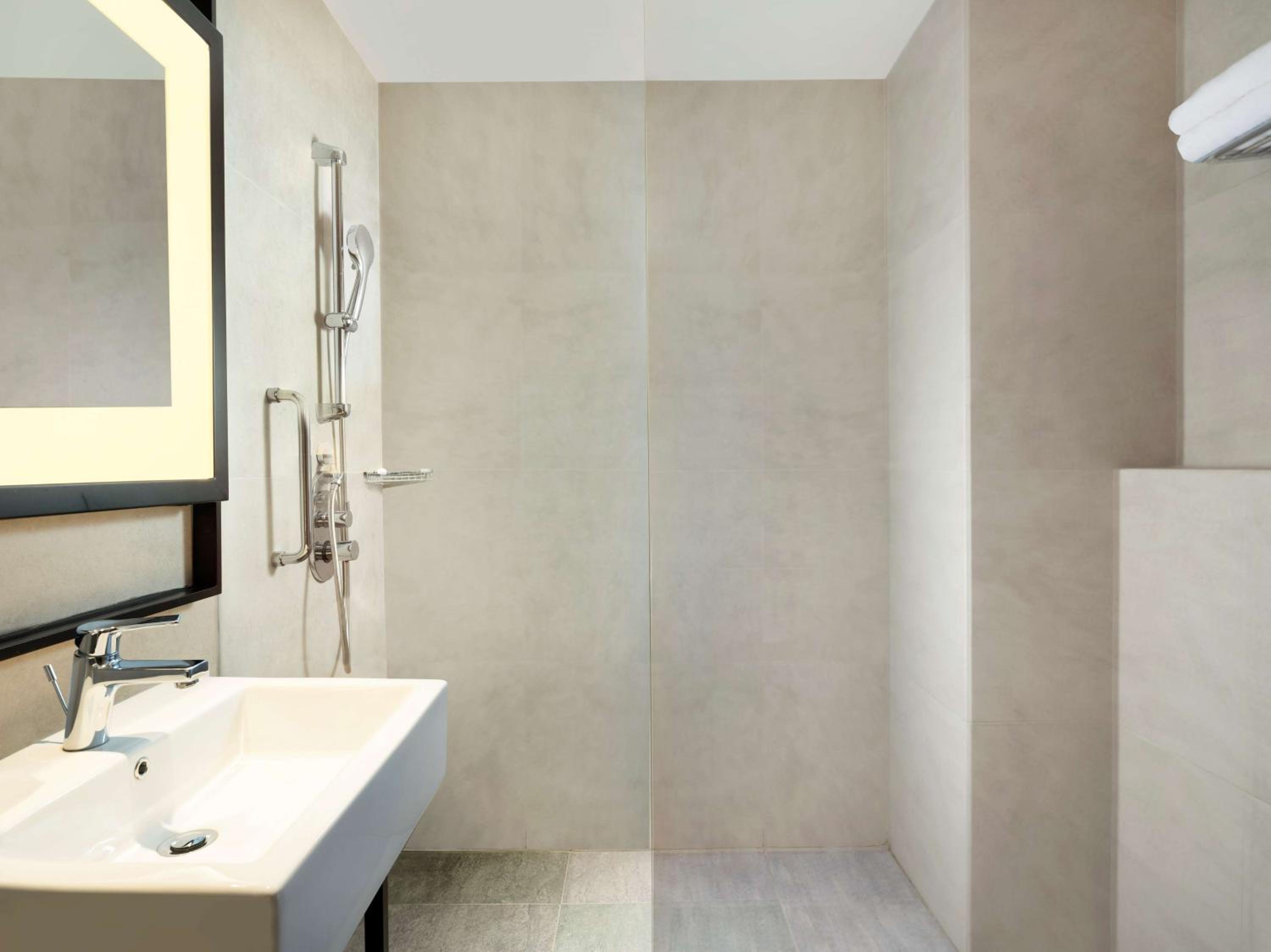 King Guest Room - Photo 5