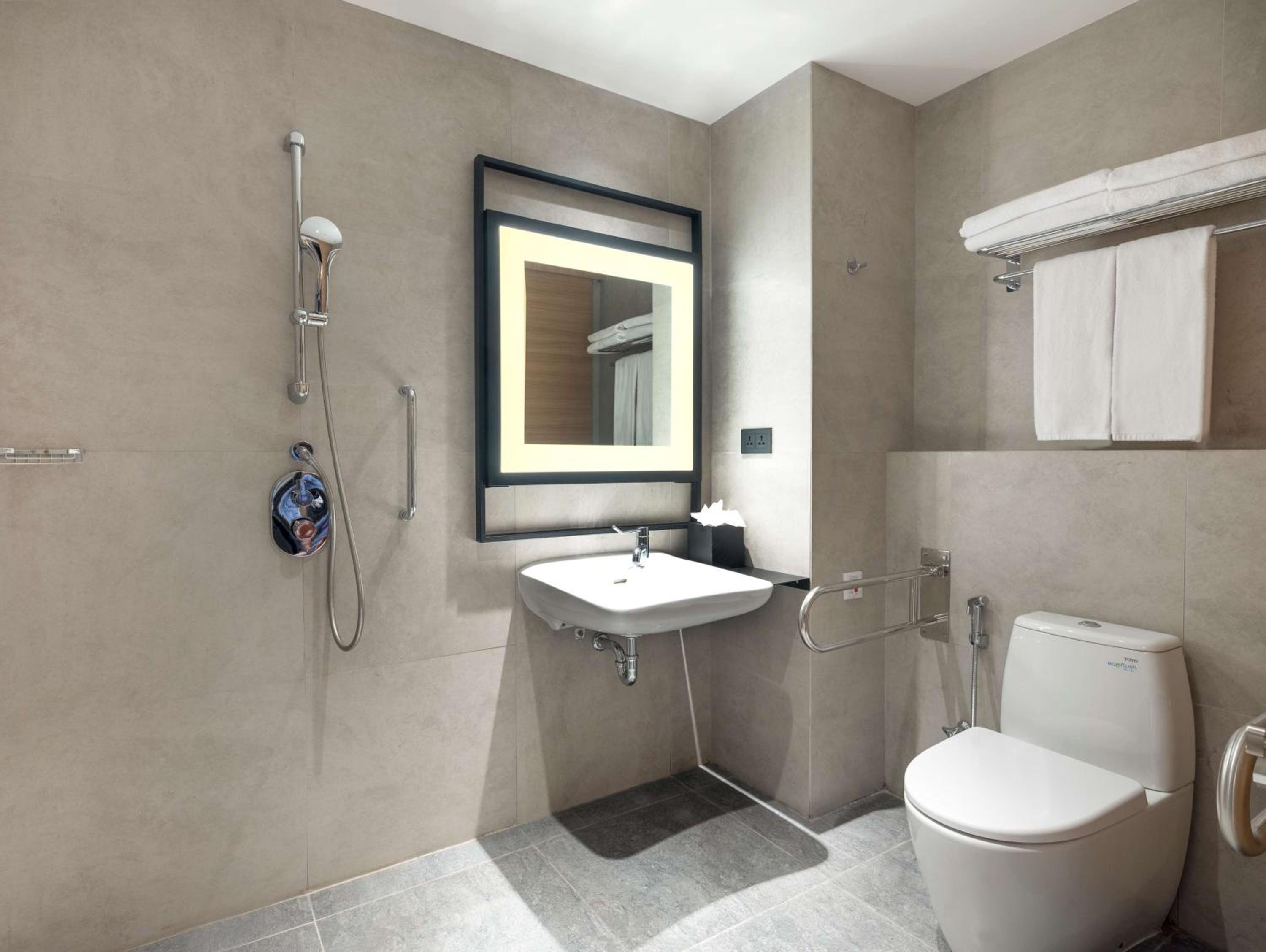 King Room - Mobility Accessible  - Photo 3