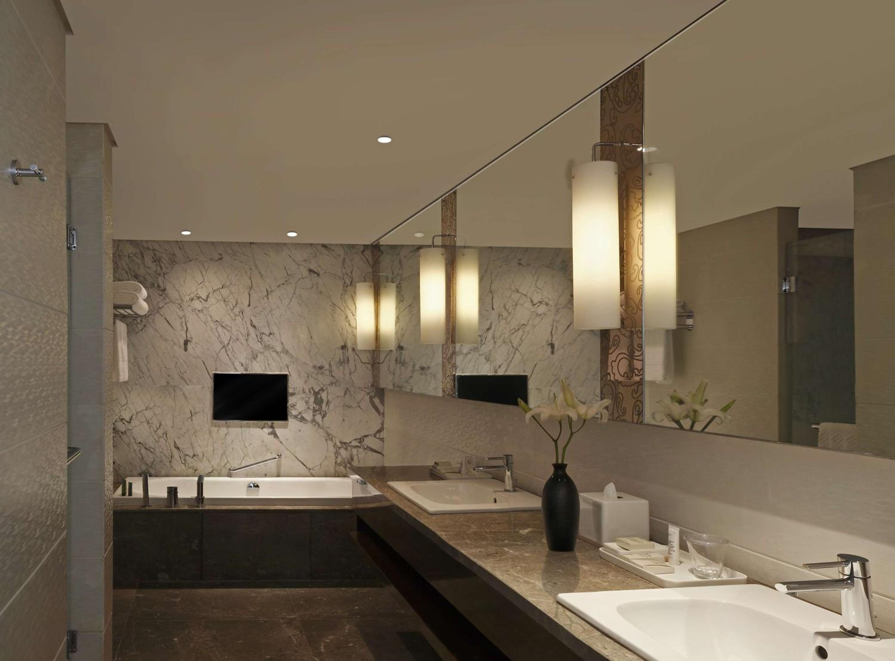 Executive King Suite with Lounge Access - Photo 2