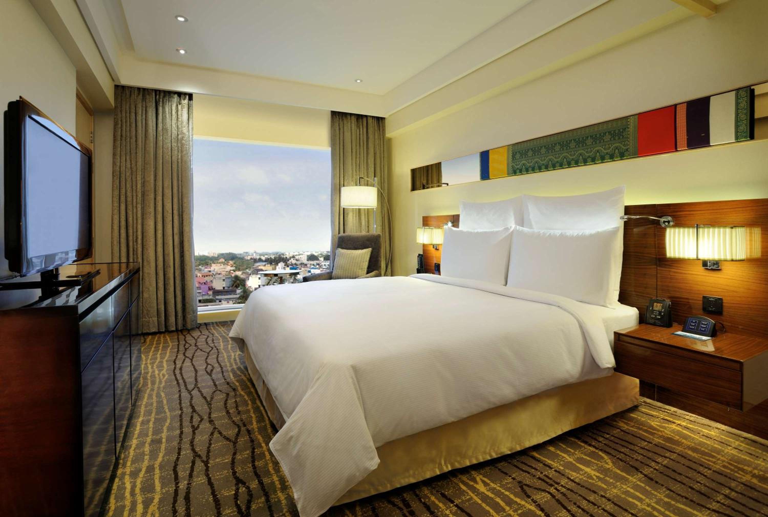 Deluxe King Suite - Lounge Access - Photo 10