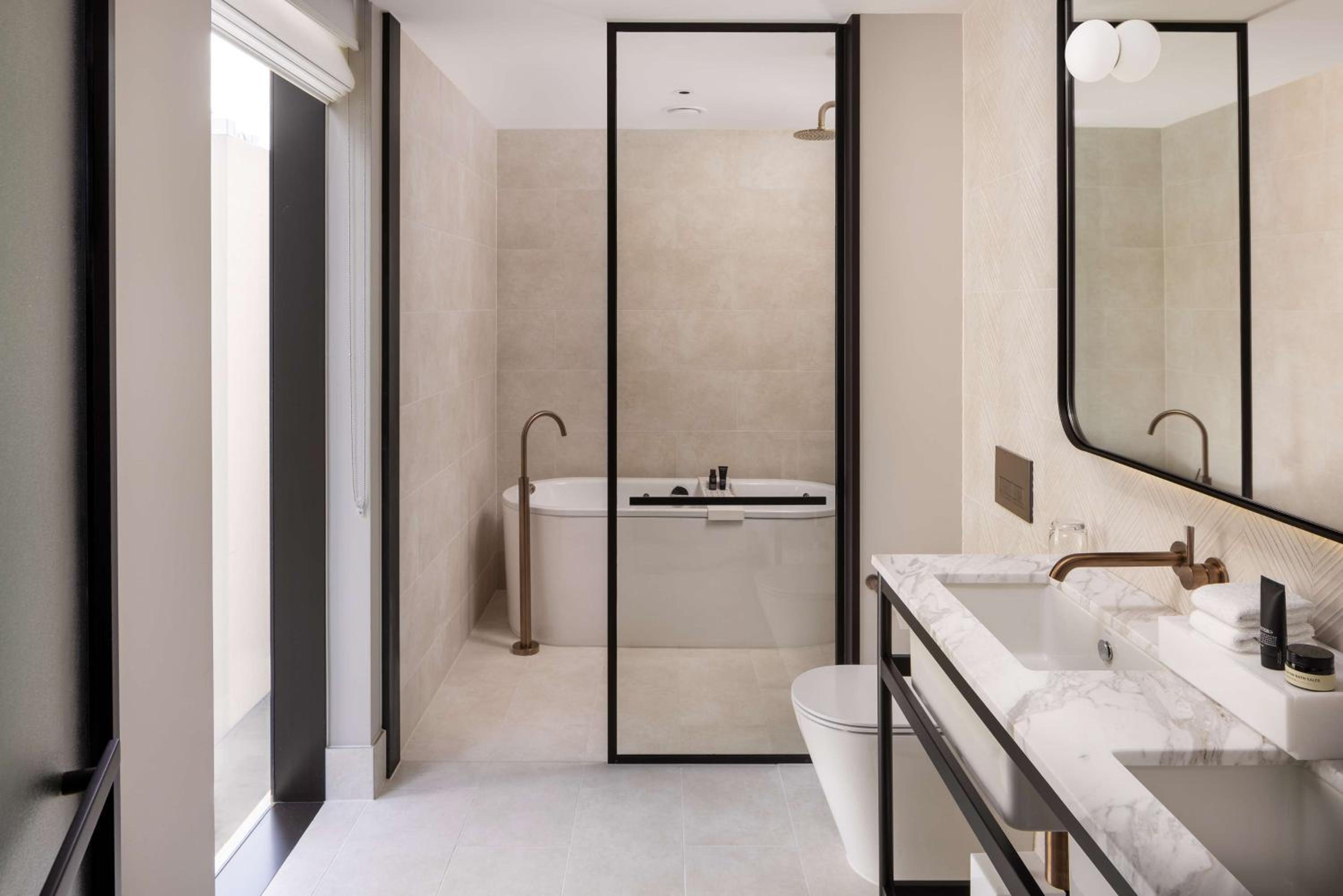 King Studio Suite with City View - Lounge Access