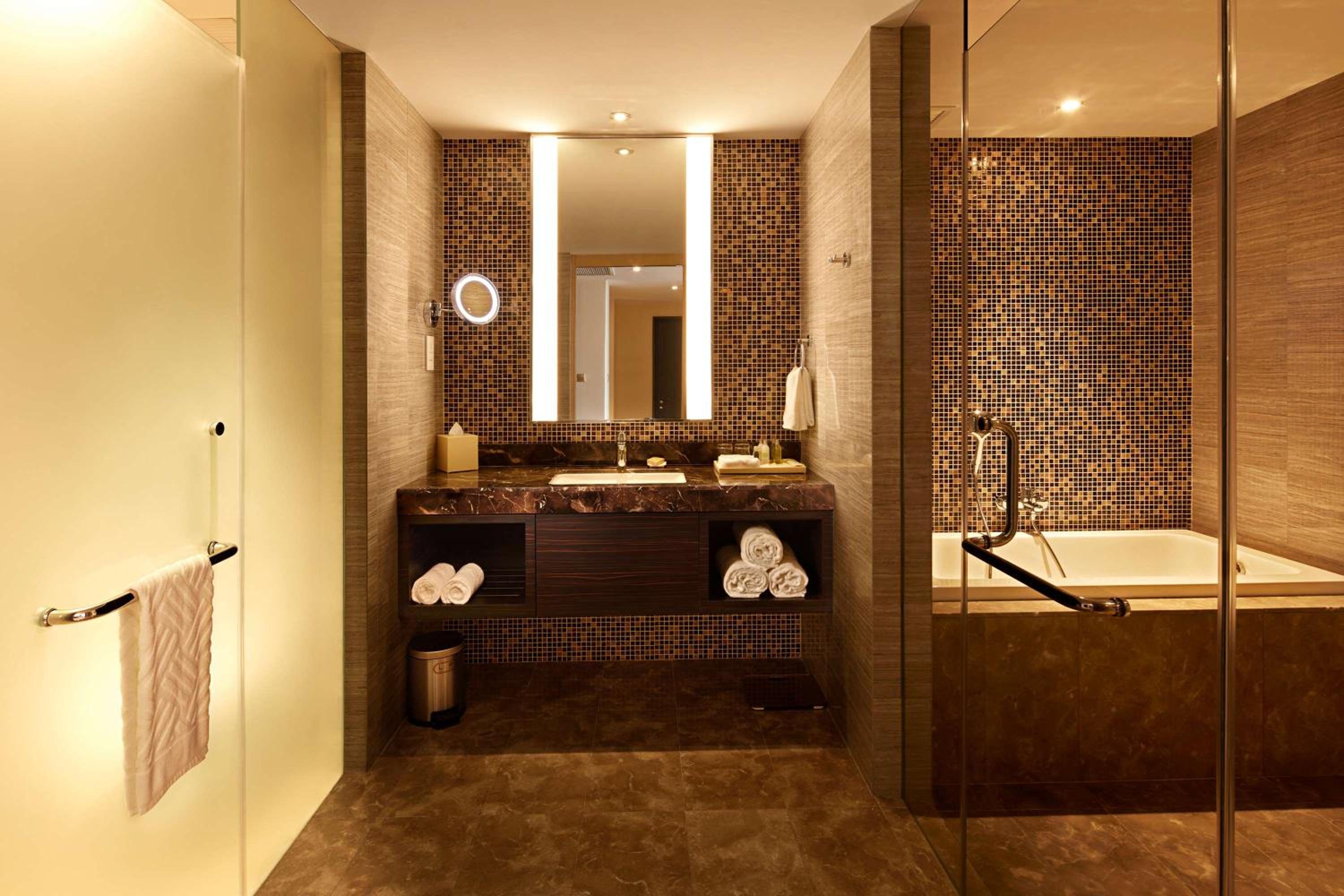 Junior King Suite photo 3