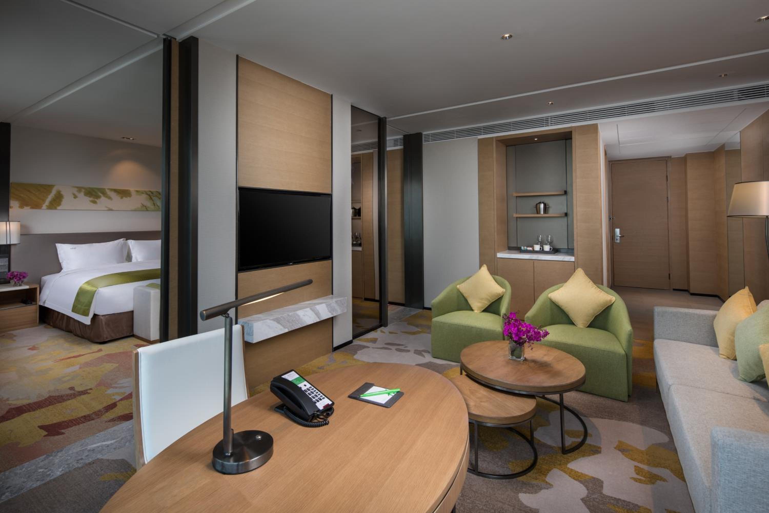 One-Bedroom King Suite with Harbor View photo 3
