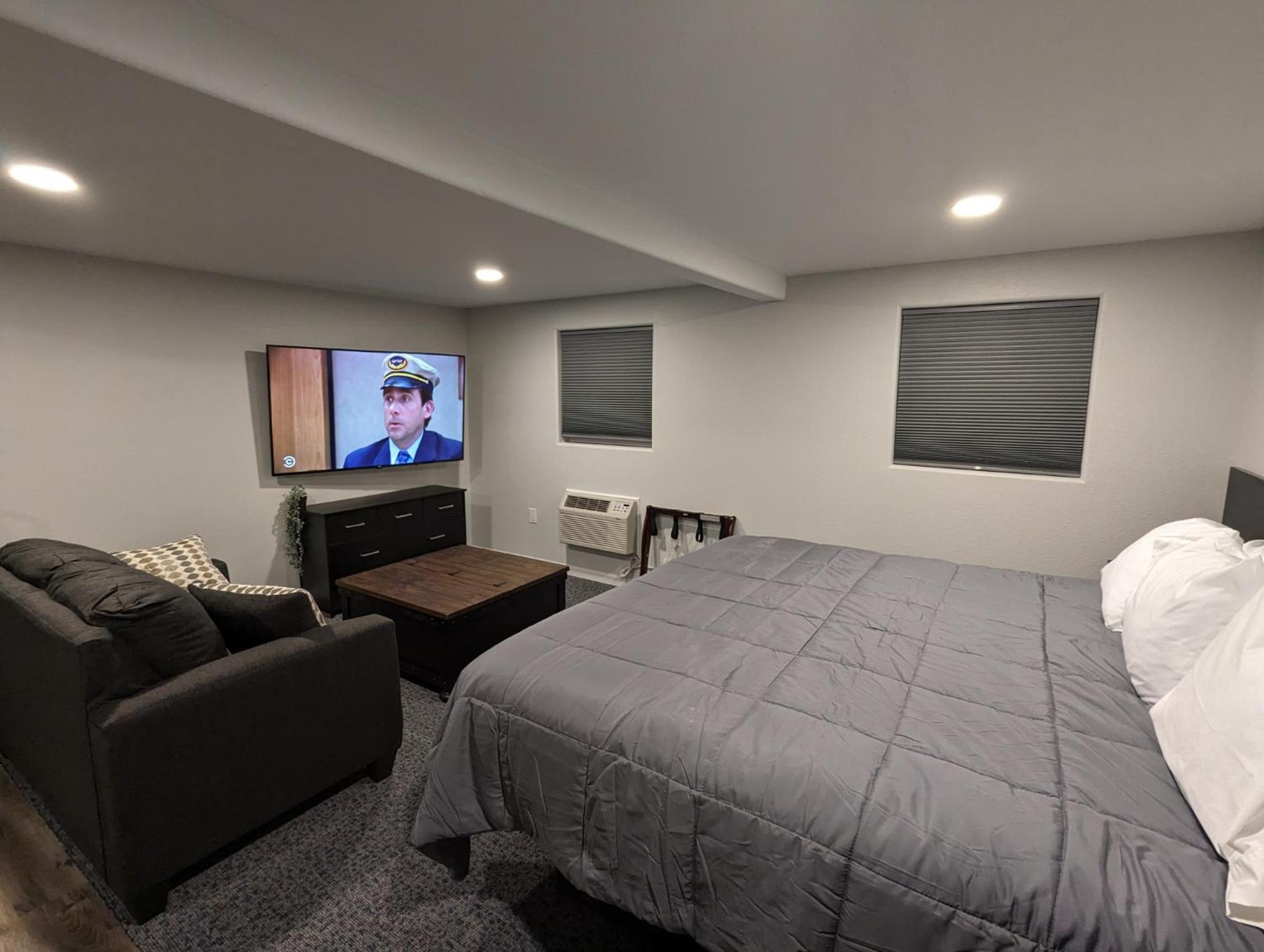 Deluxe King Kitchenette - Photo 2