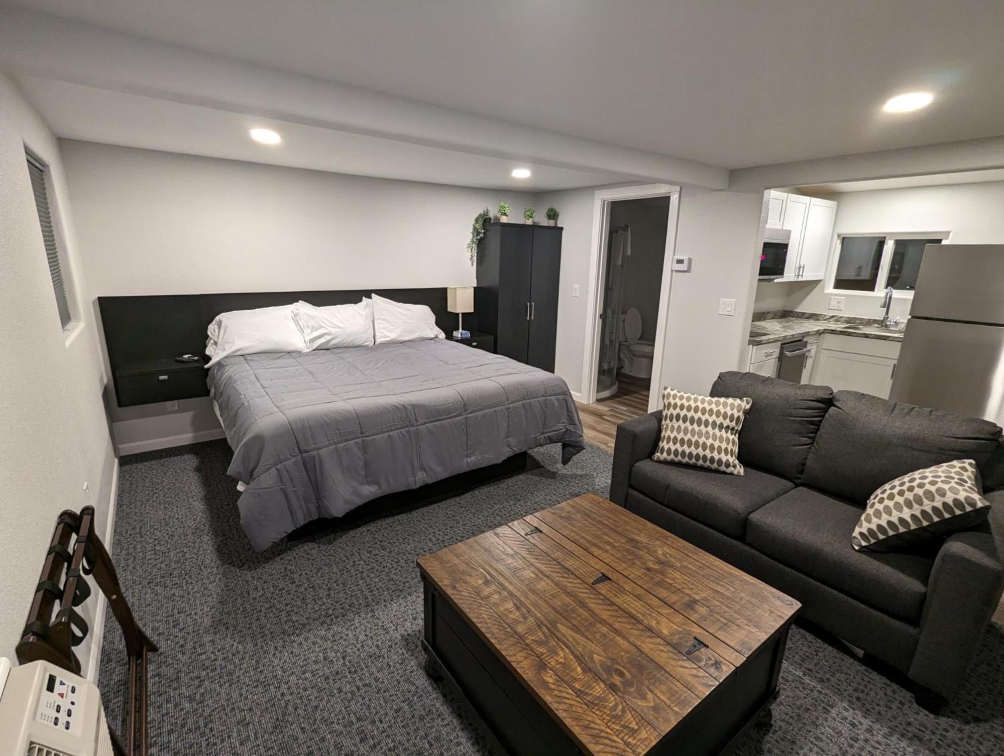 Deluxe King Kitchenette - Photo 1