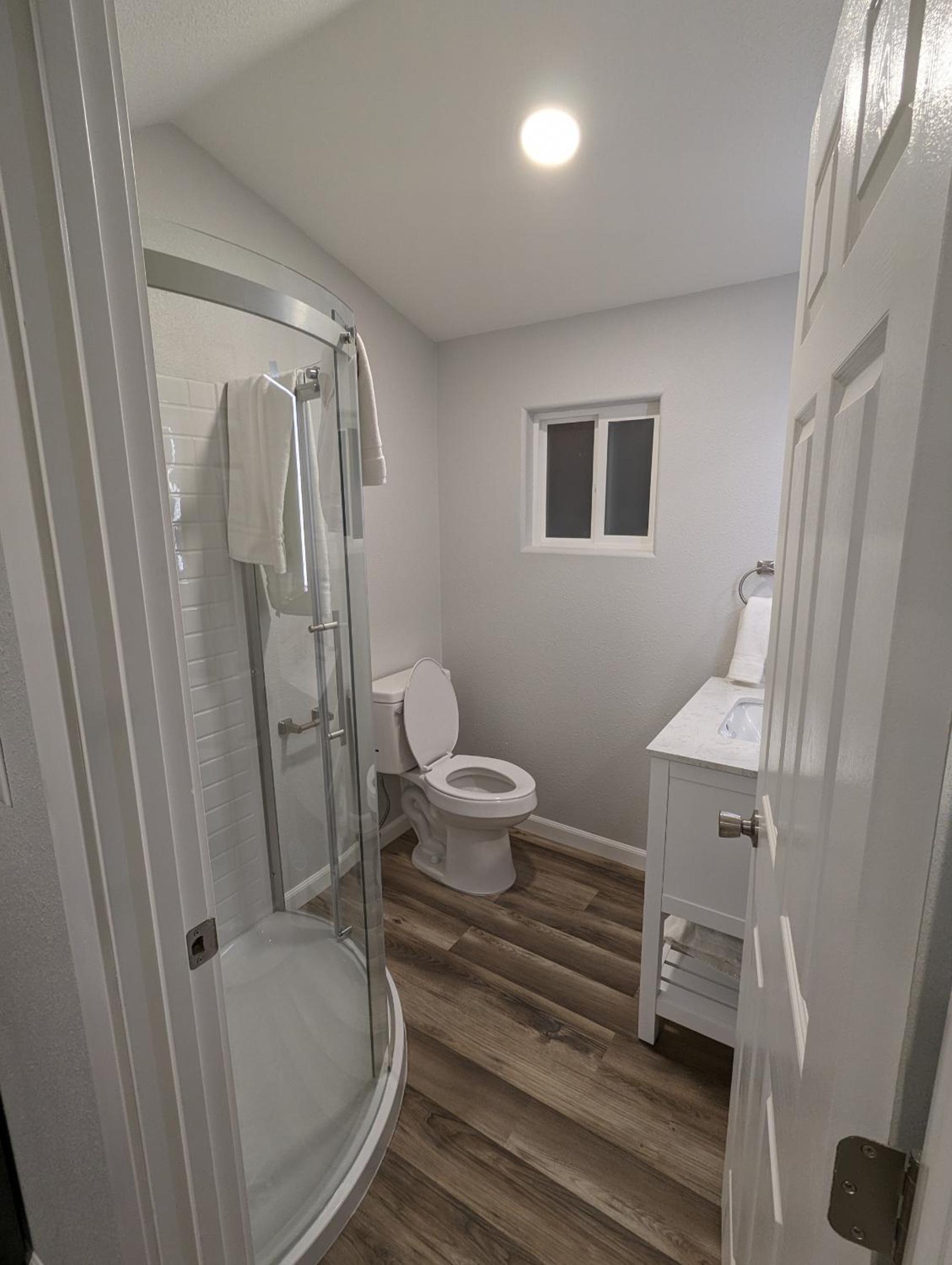 Deluxe King Kitchenette - Photo 4