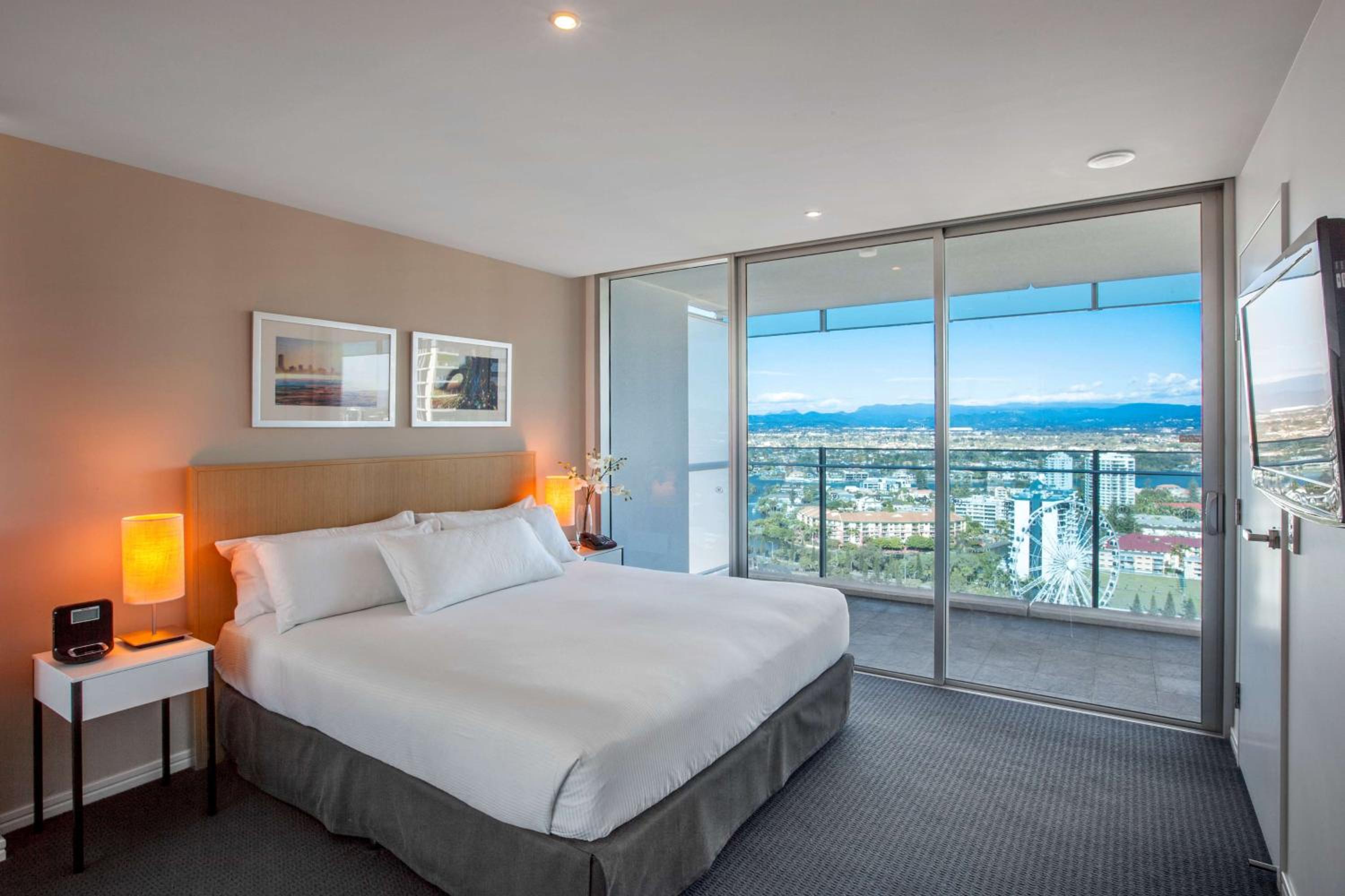 One-Bedroom Residence Room with City View - Photo 3