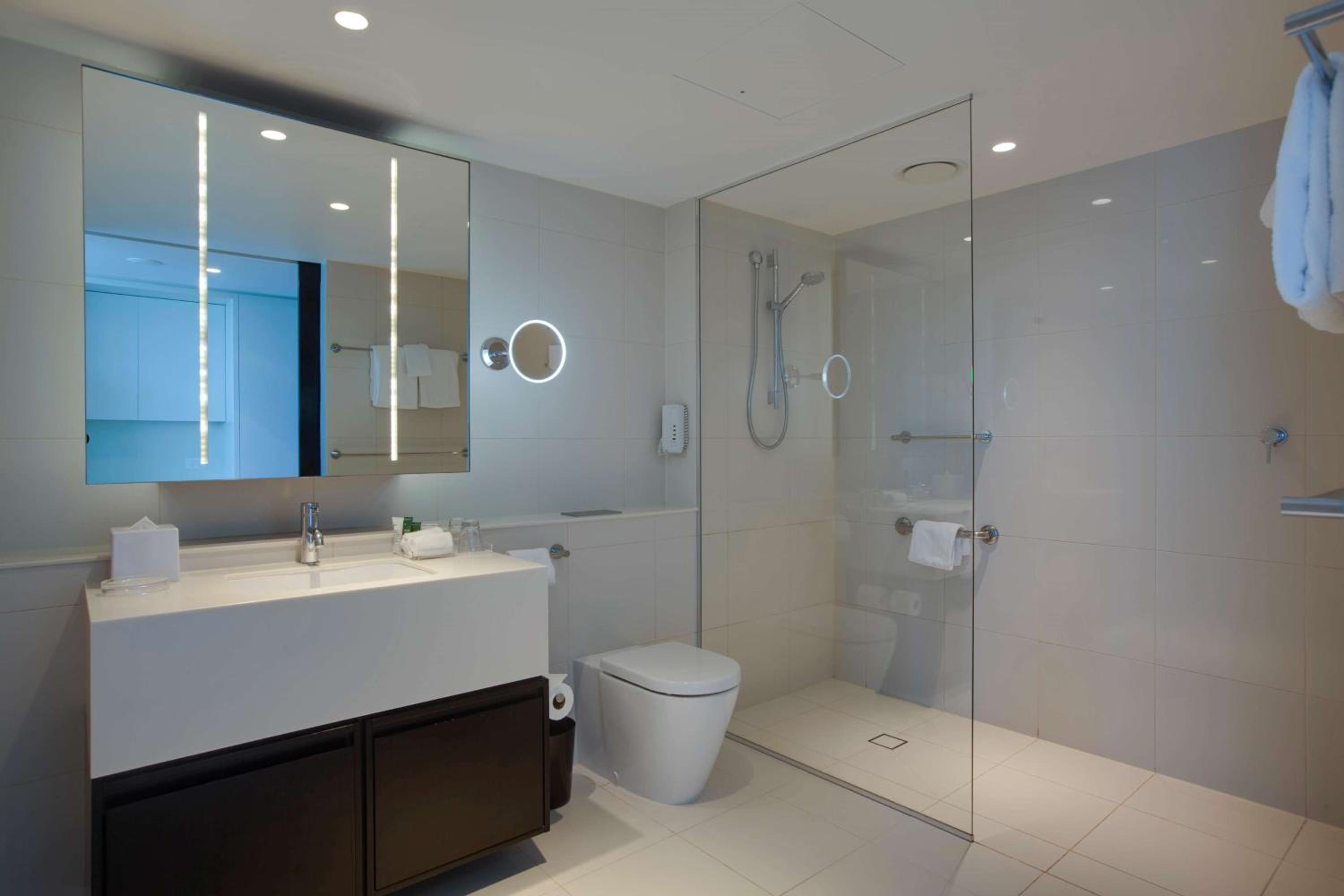 Deluxe King Room - Photo 7