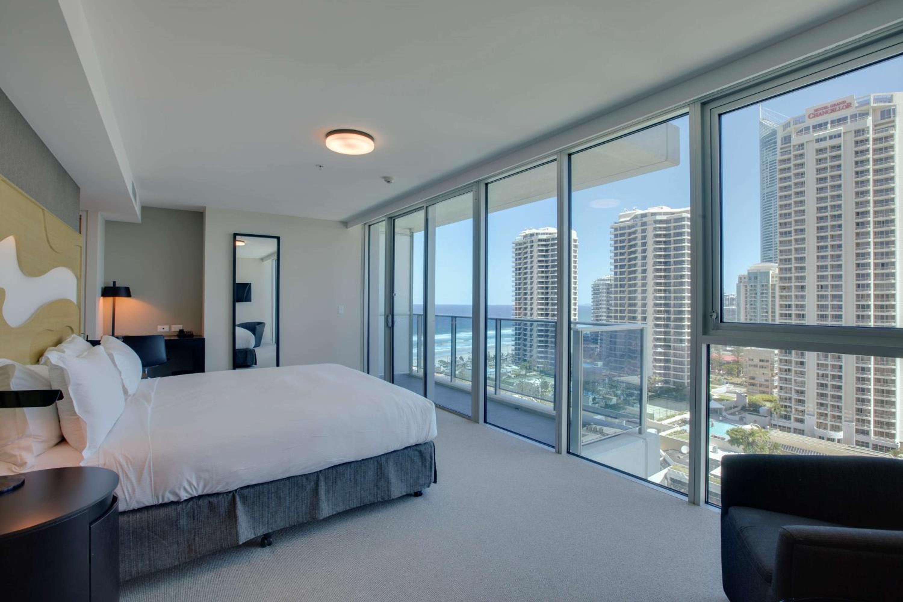 Deluxe King Room - Photo 4