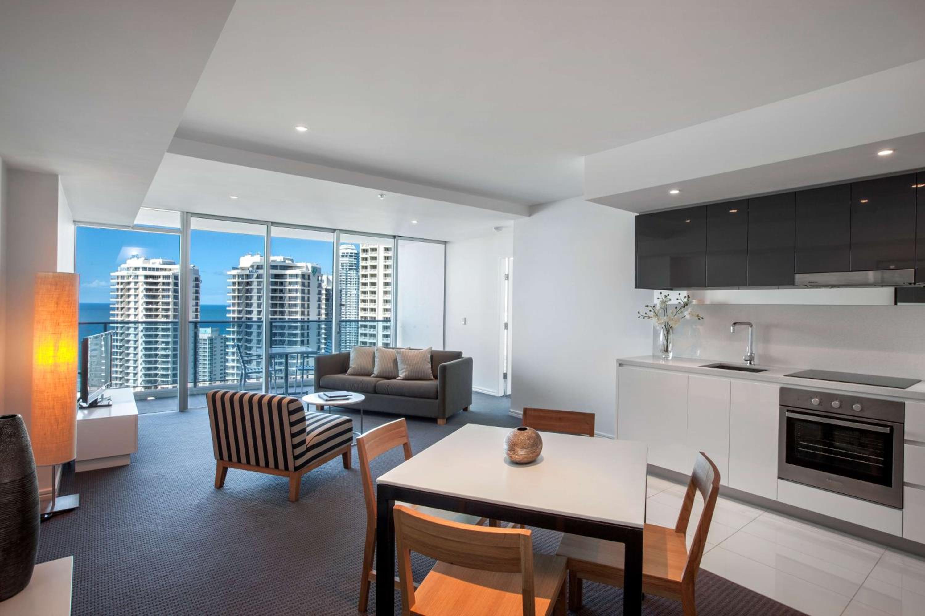 One-Bedroom Residence Room with City View - Photo 4