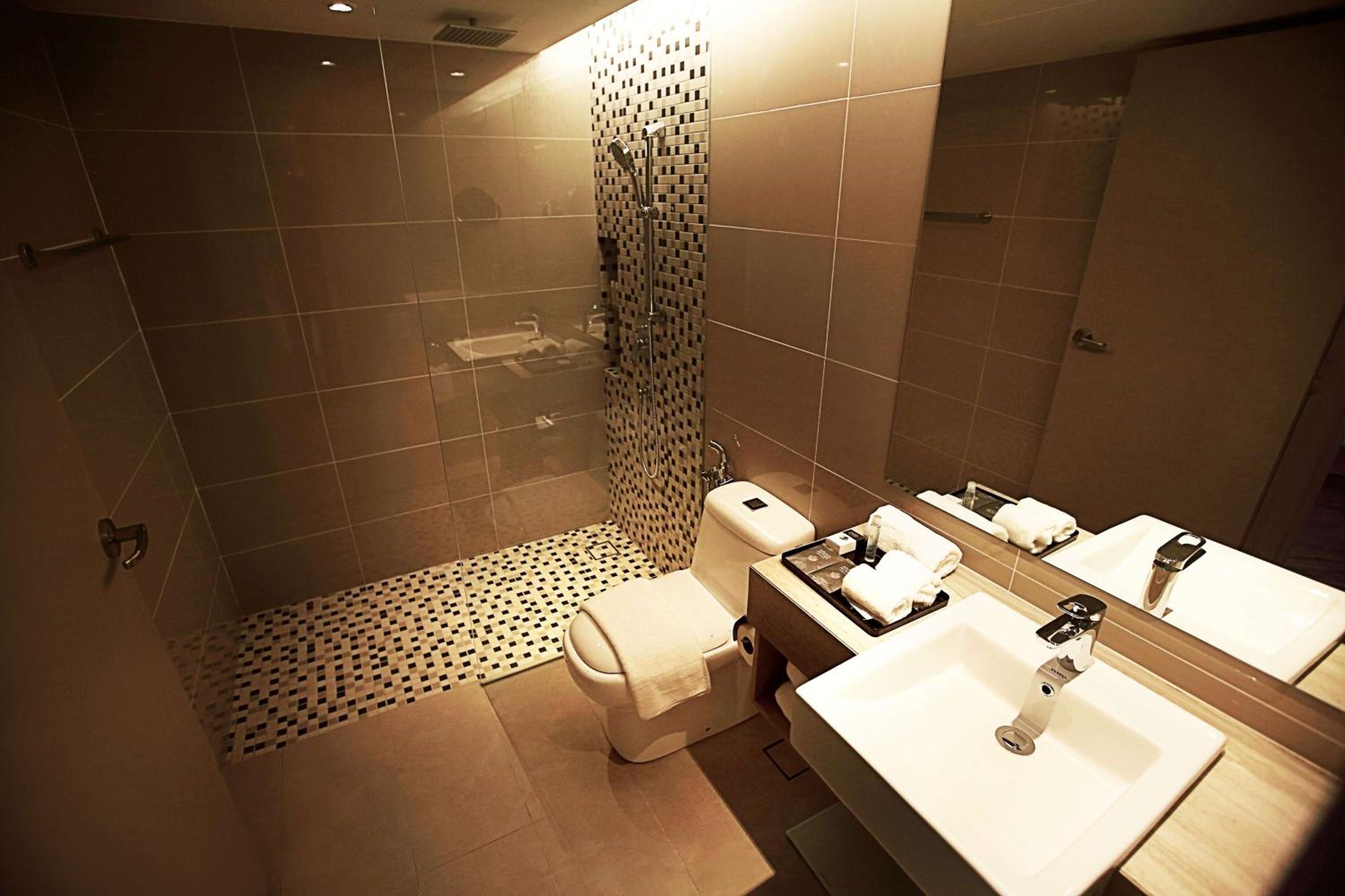 Deluxe King Room with Balcony - Photo 3
