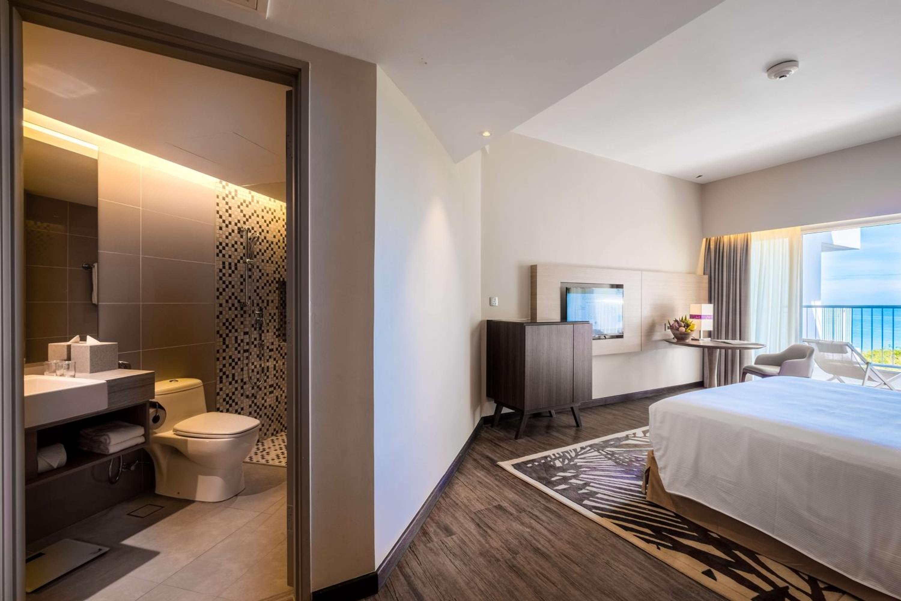 Premier King Room with Balcony and Sea View - Photo 2