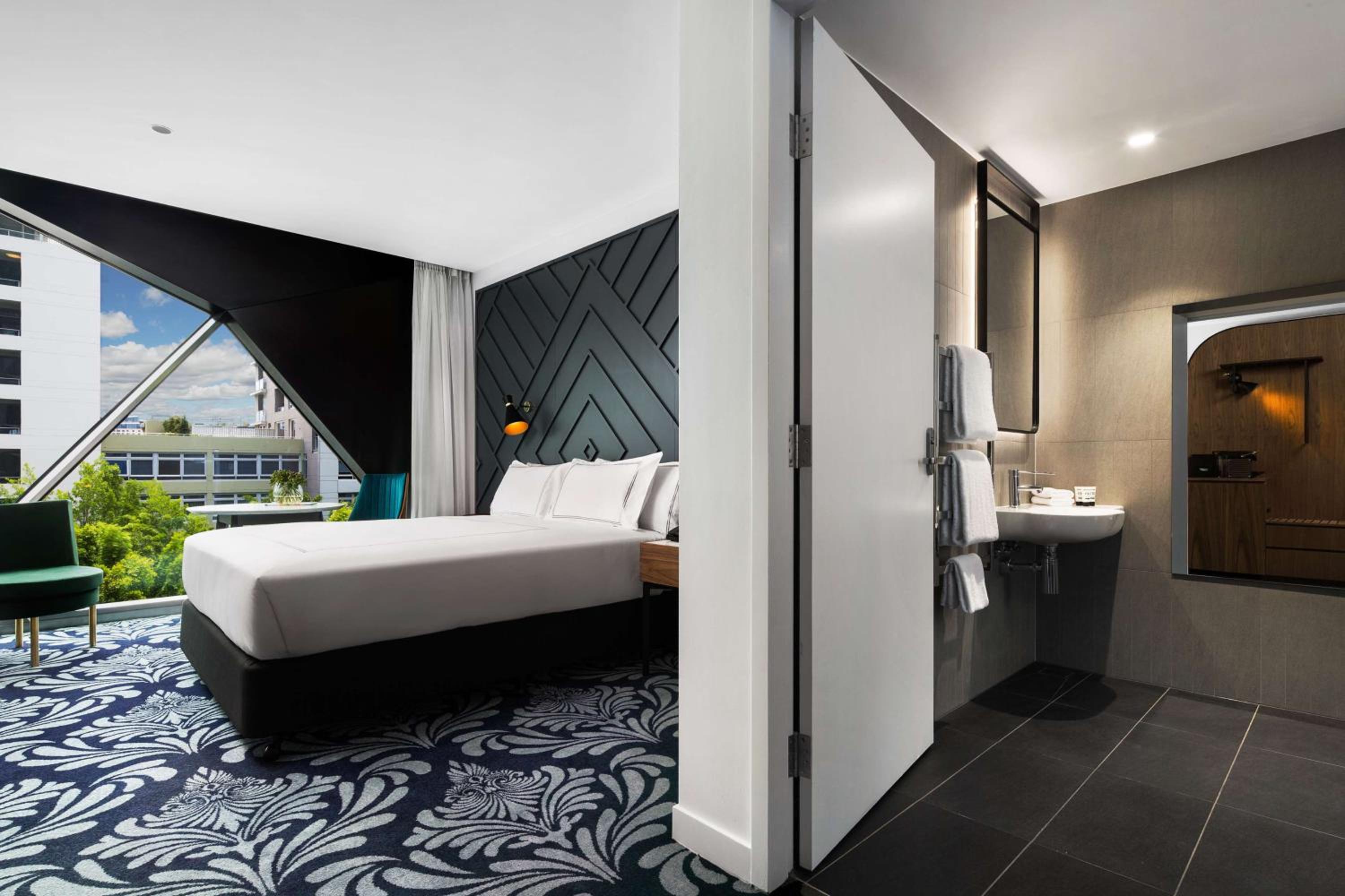 Queen Banksia Deluxe Room - Mobility Accessible