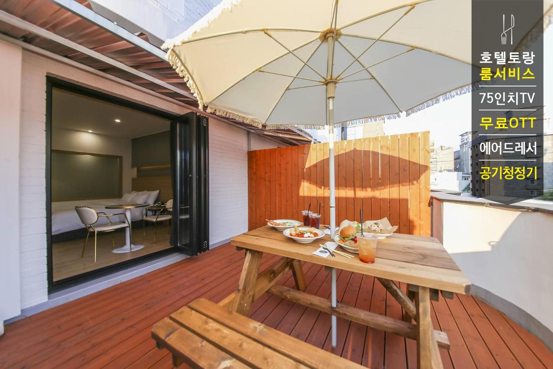 Suite with Terrace - Photo 4