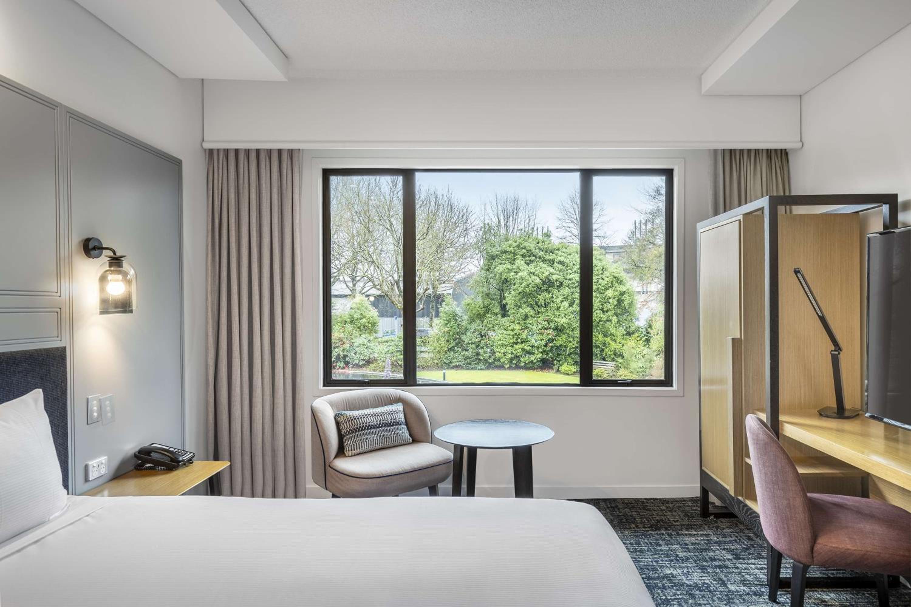 Deluxe King Room - Photo 2