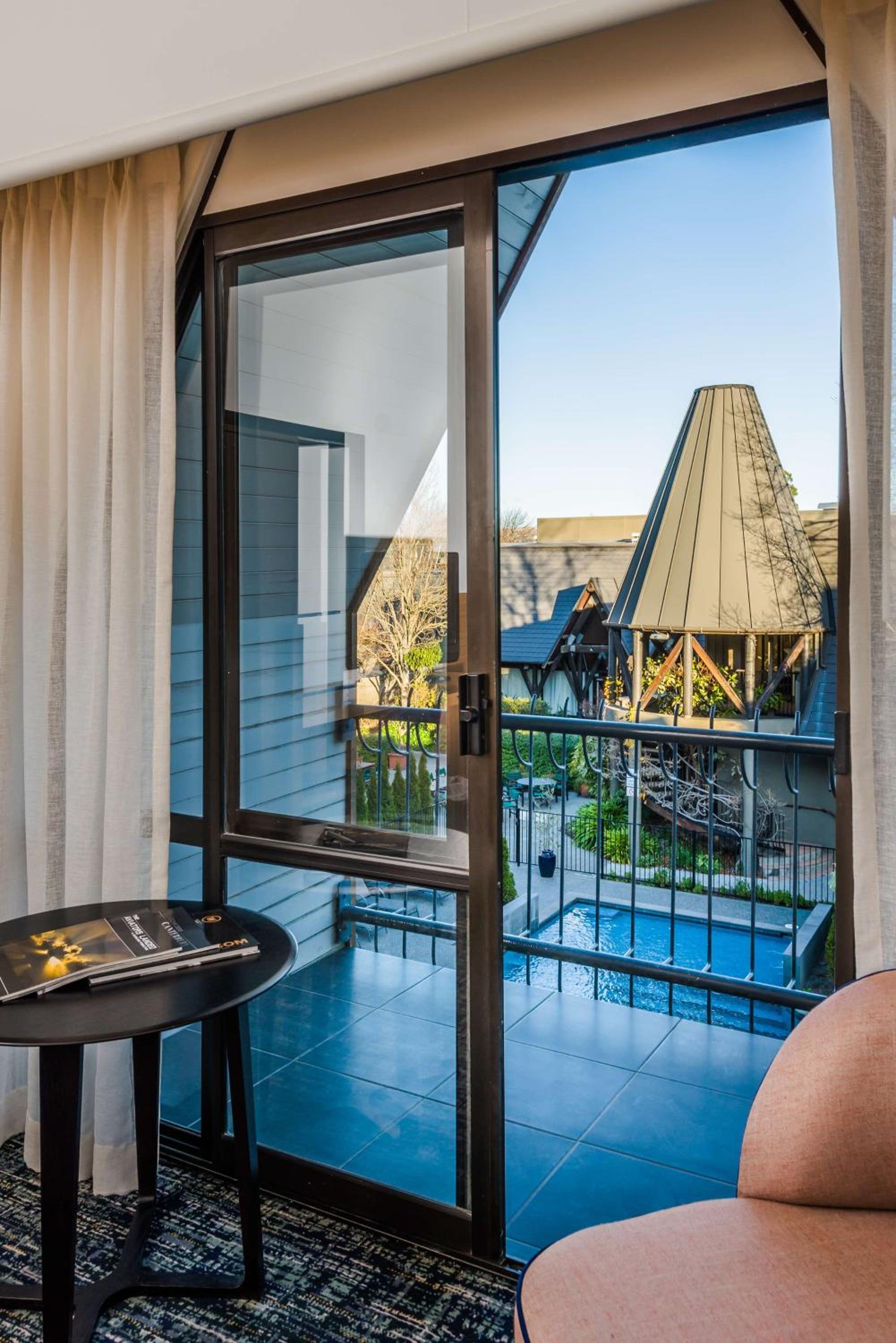 Deluxe King Room with Balcony - Photo 4