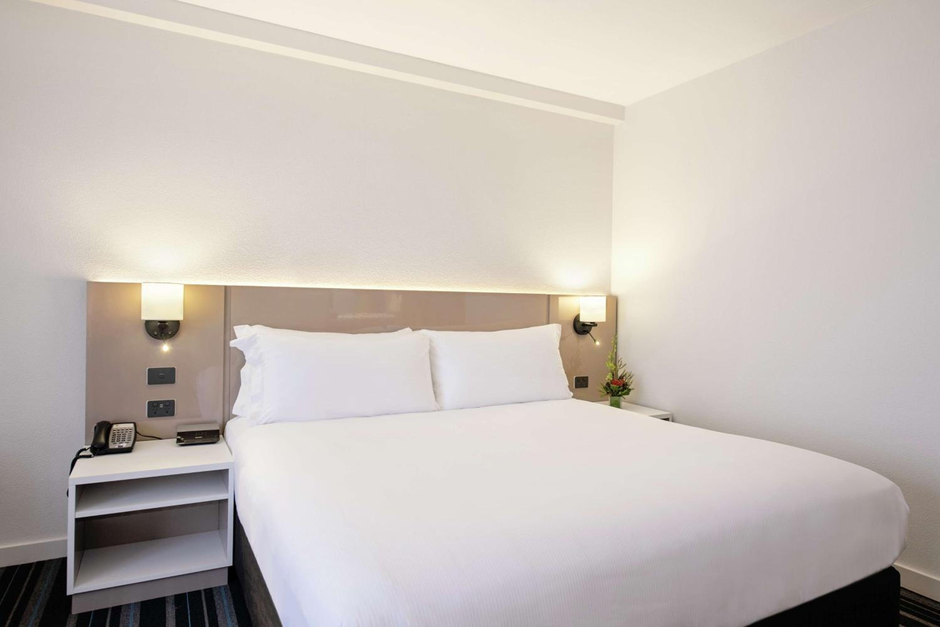 King Guest Room - Photo 5