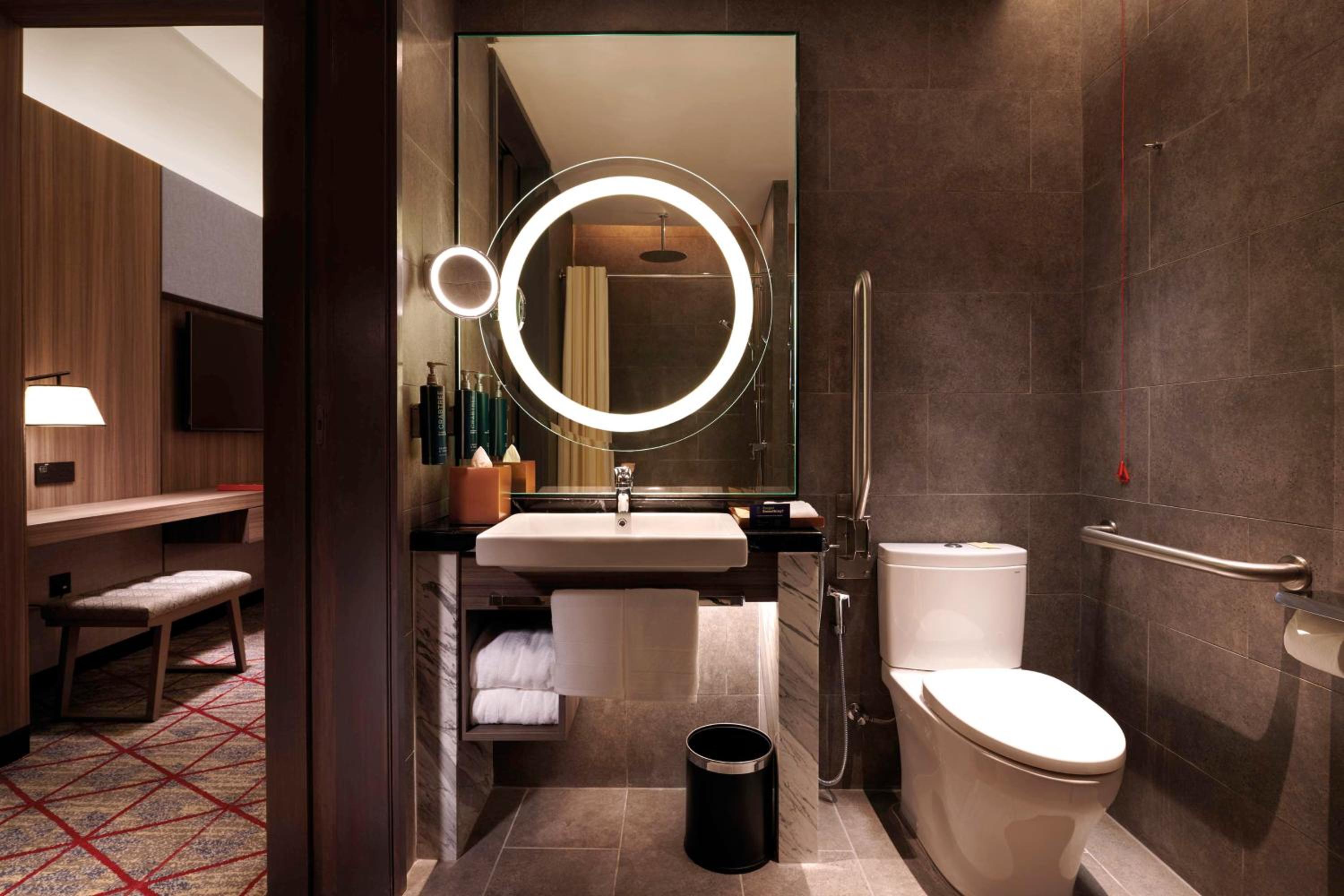 King Room - Mobility Accessible - Photo 2