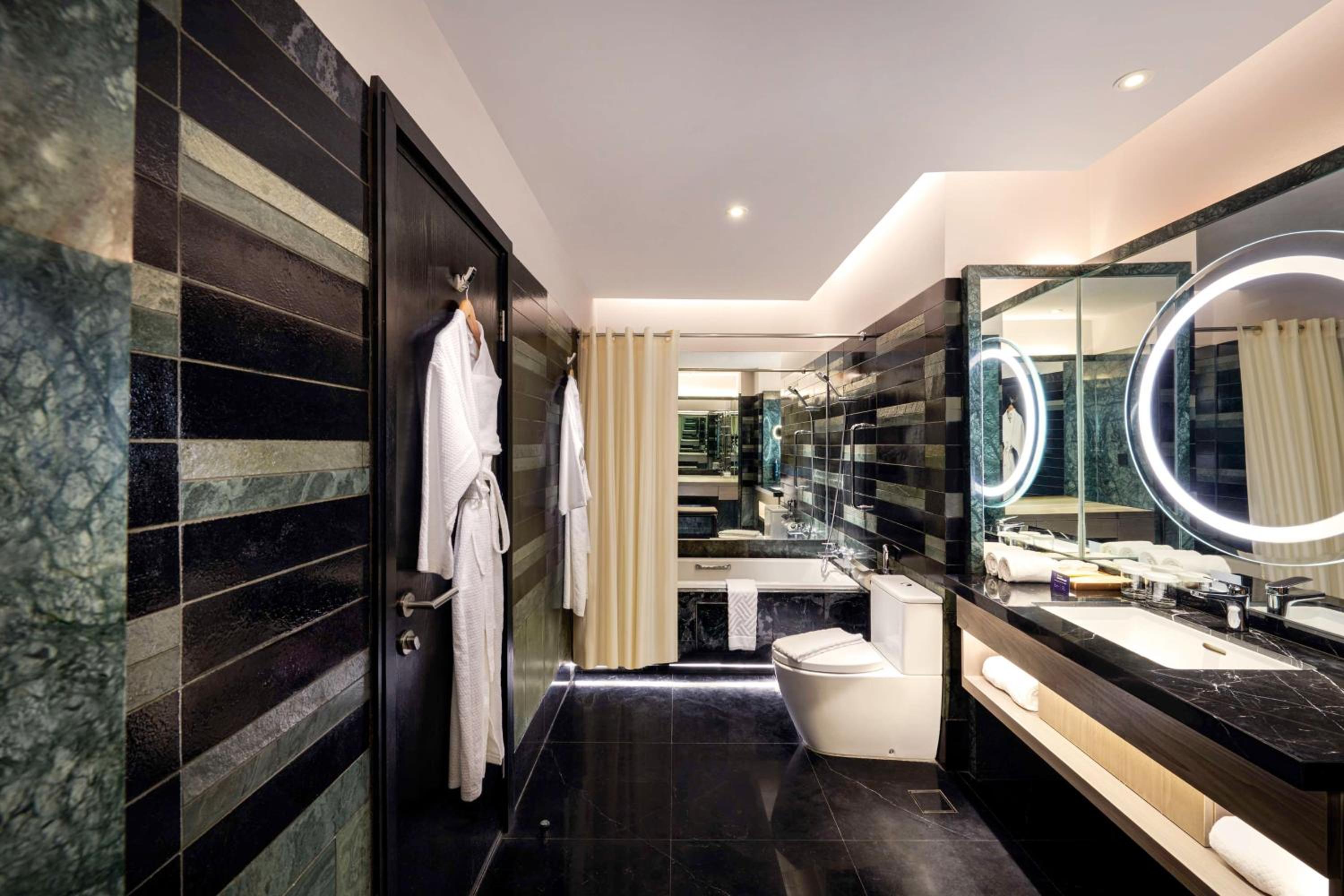Junior King Suite with Lake View - Photo 4