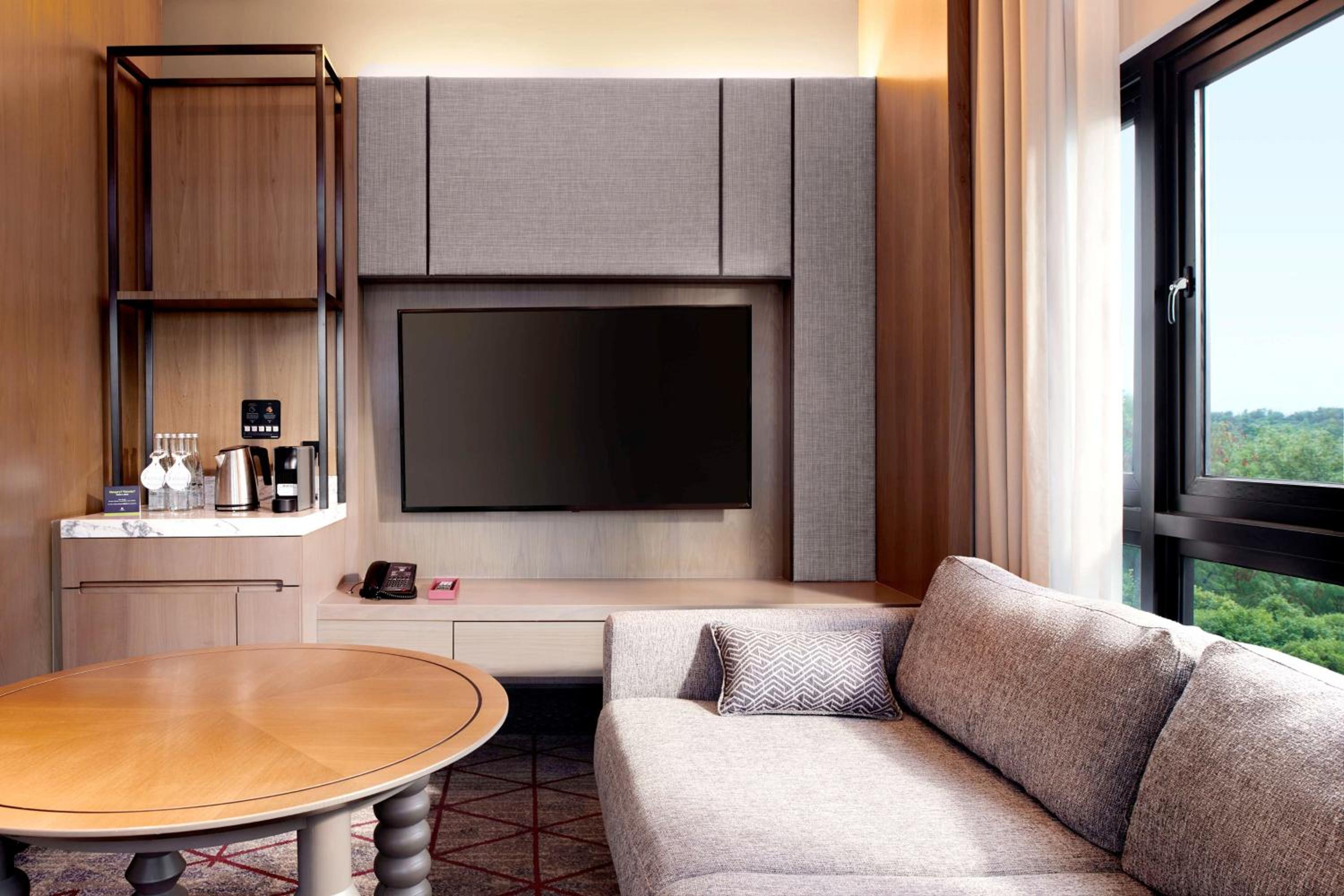Junior King Suite with Lake View - Photo 2