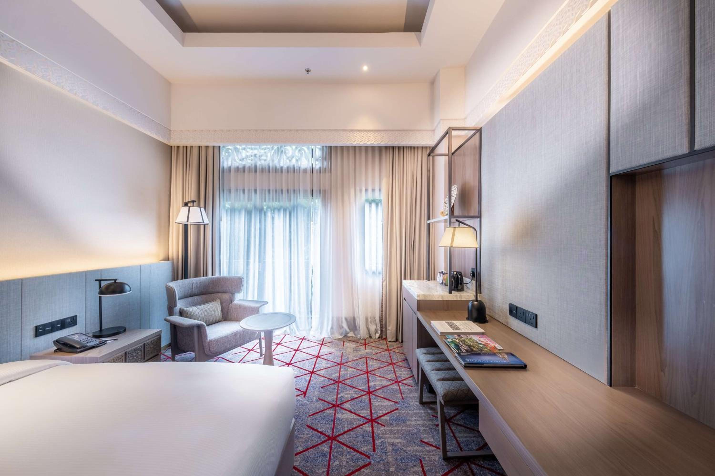 Deluxe King Room - Photo 3