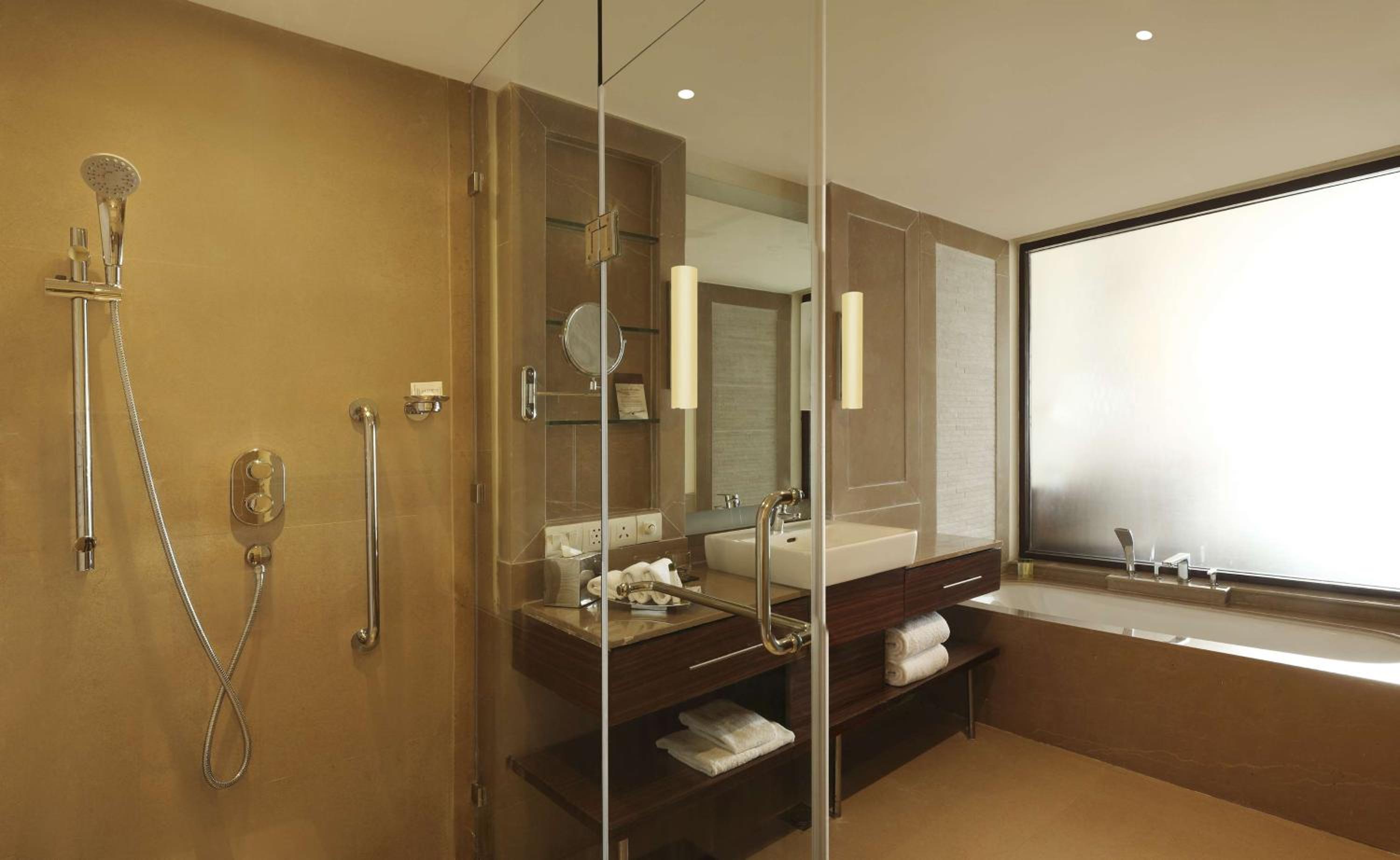One-Bedroom King Suite with Pool View - Photo 2