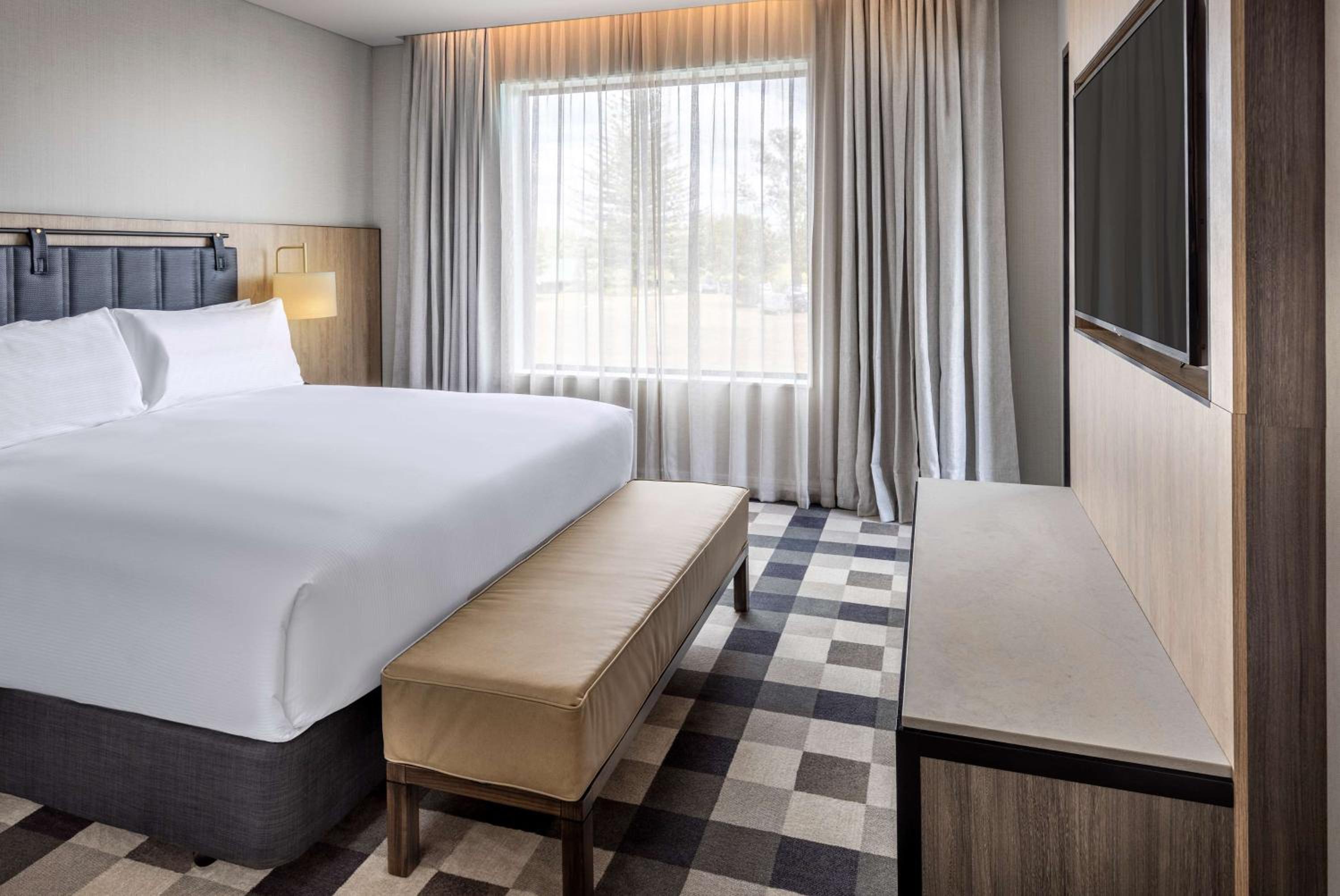 Deluxe King Suite - Photo 2