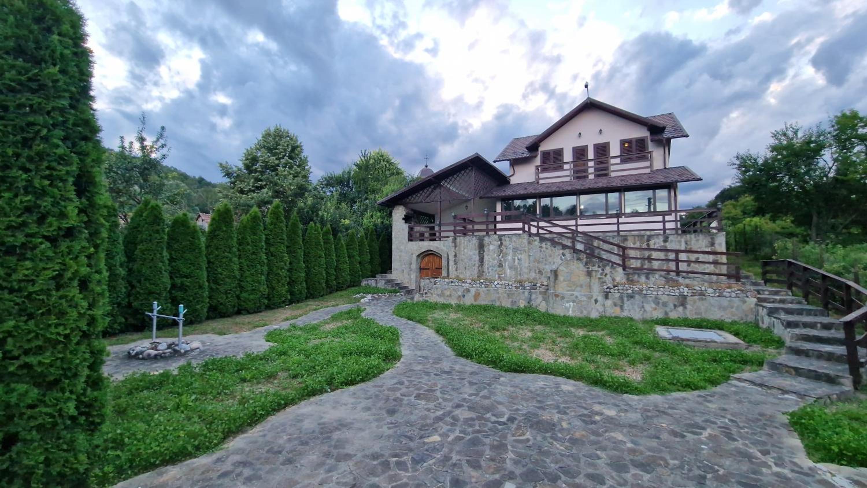 Five-Bedroom House photo 3