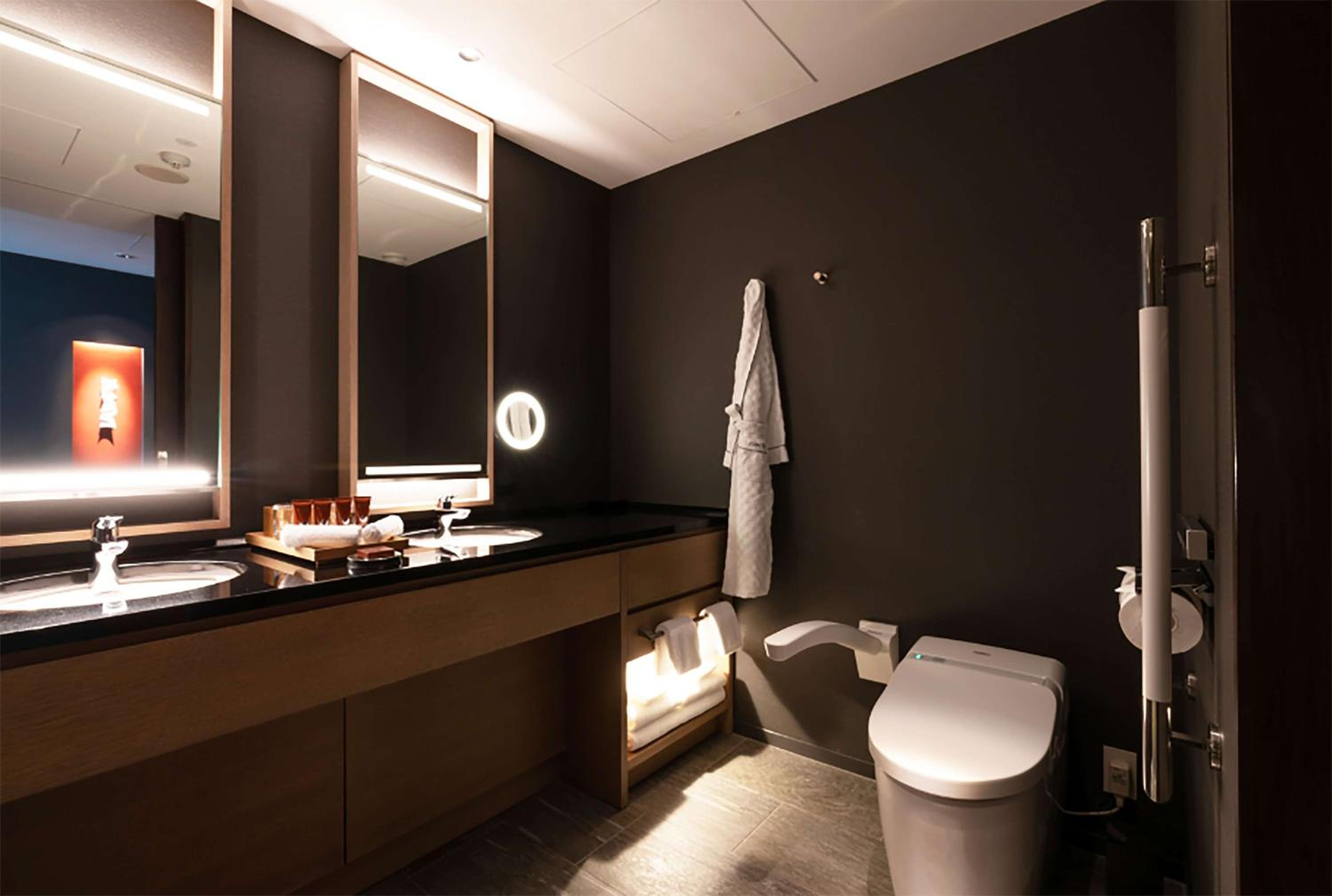 King Room - Mobility Accessible  - Photo 2