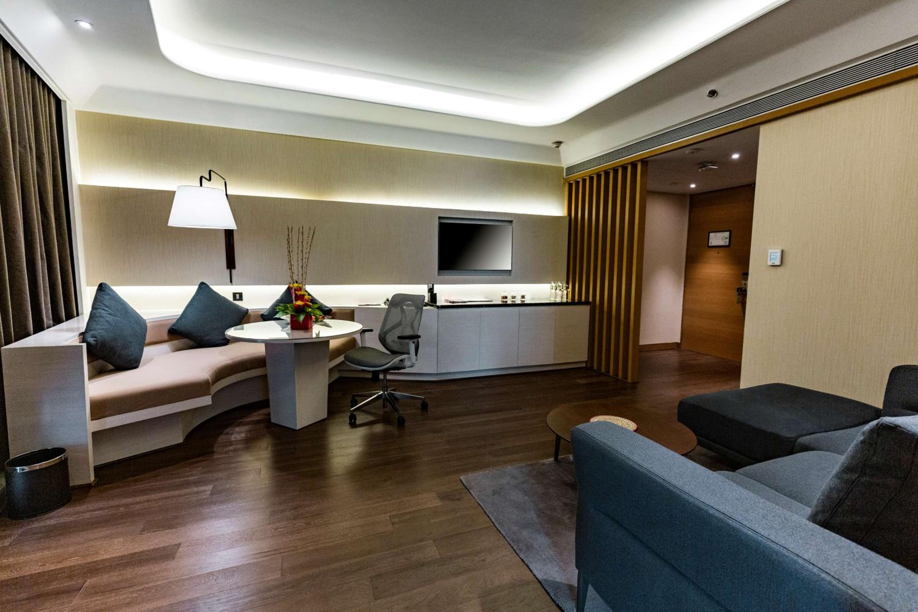One-Bedroom Executive King Suite - Photo 2