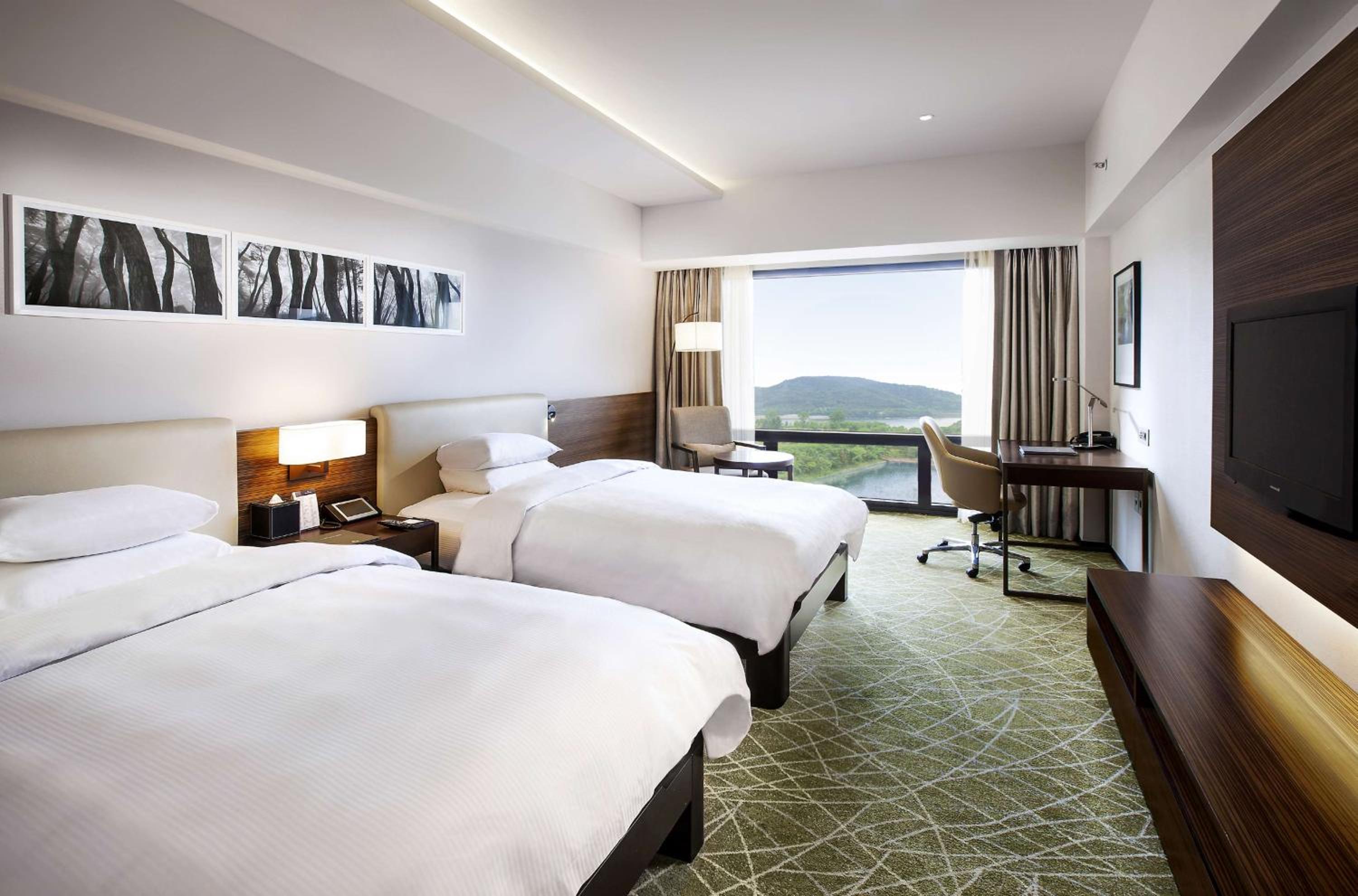 Premium Twin Room - Photo 1