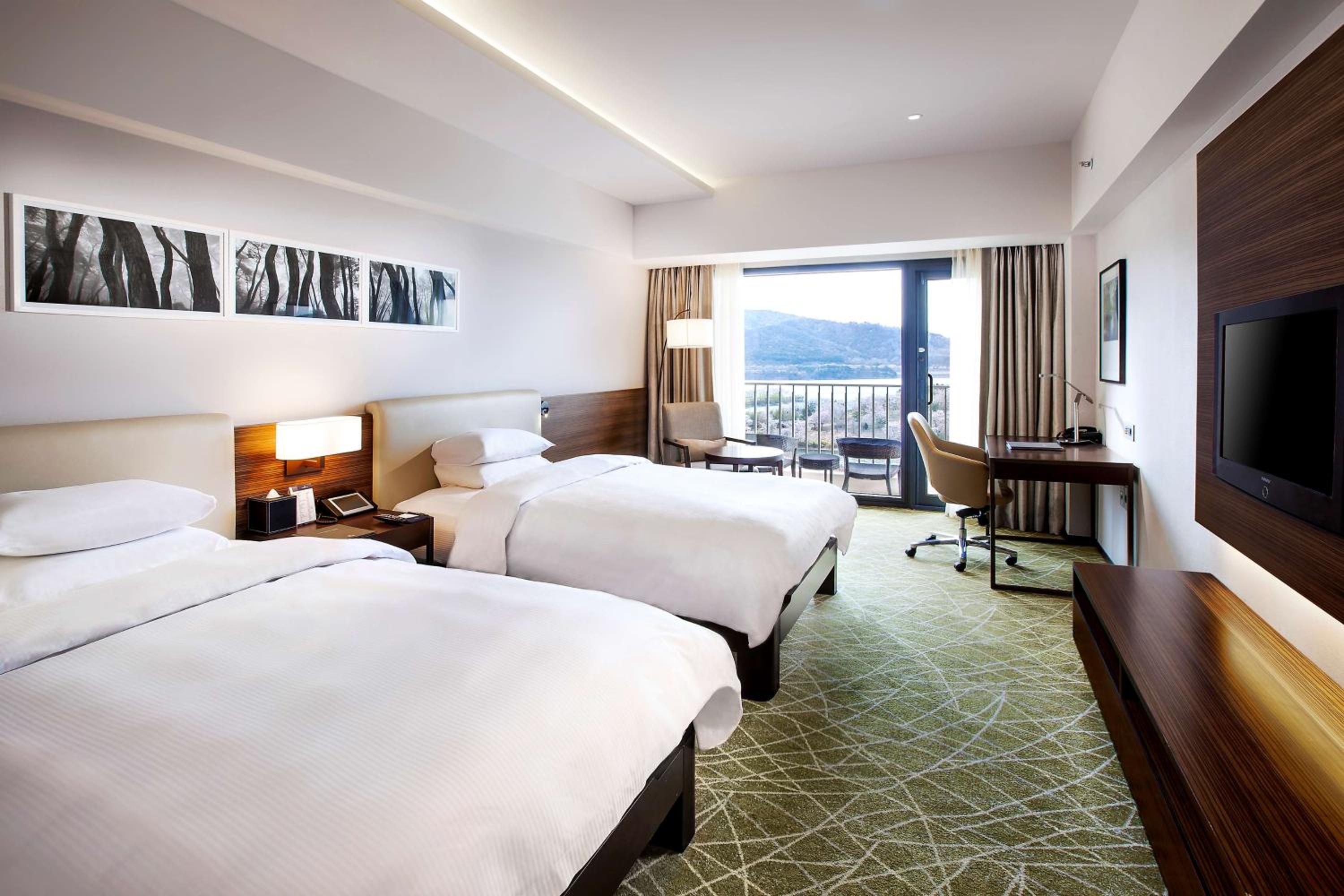 Premium Twin Room - Photo 2