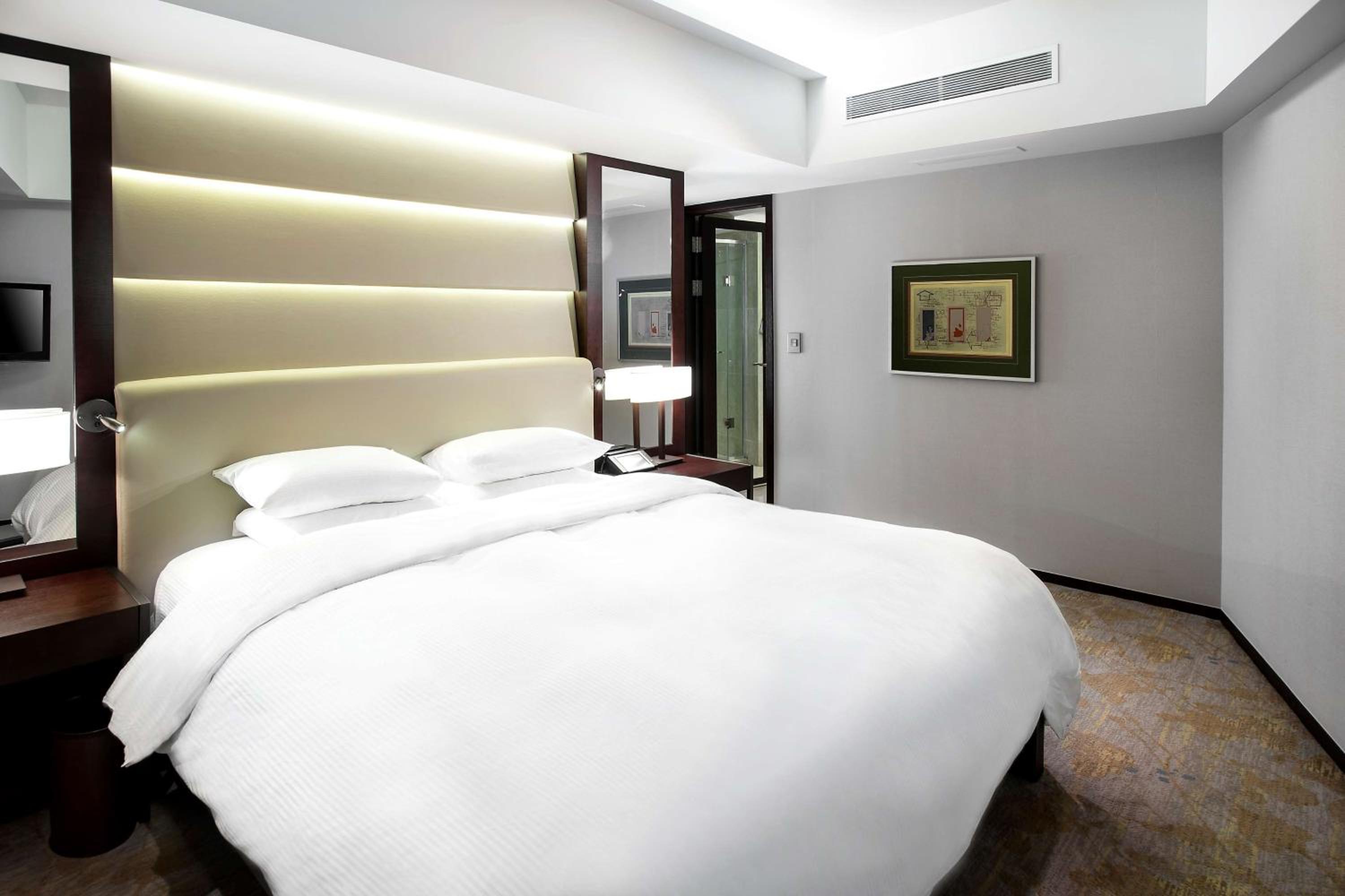 Executive Premium King Suite - Photo 2