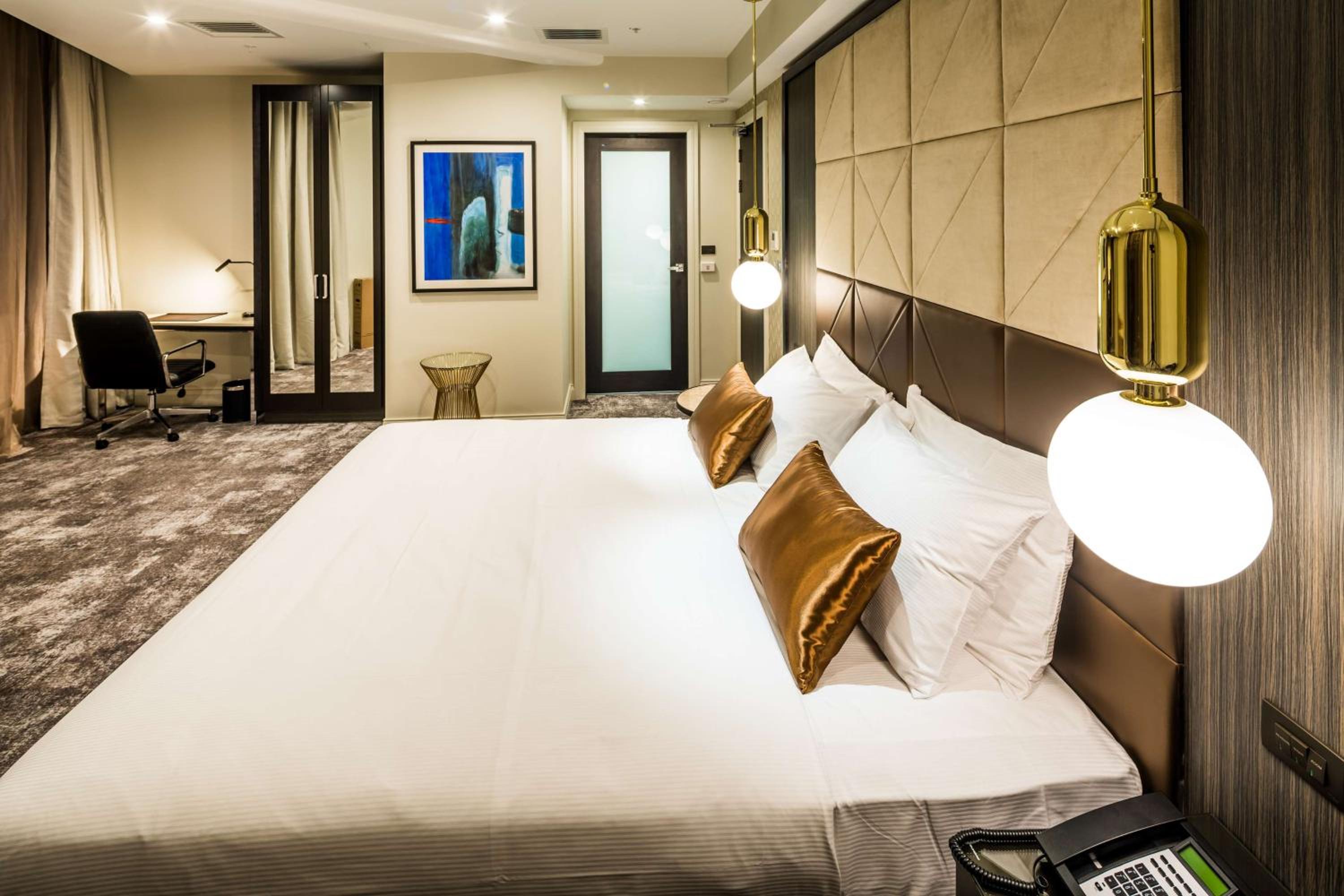 King Guest Room thumbnail 5