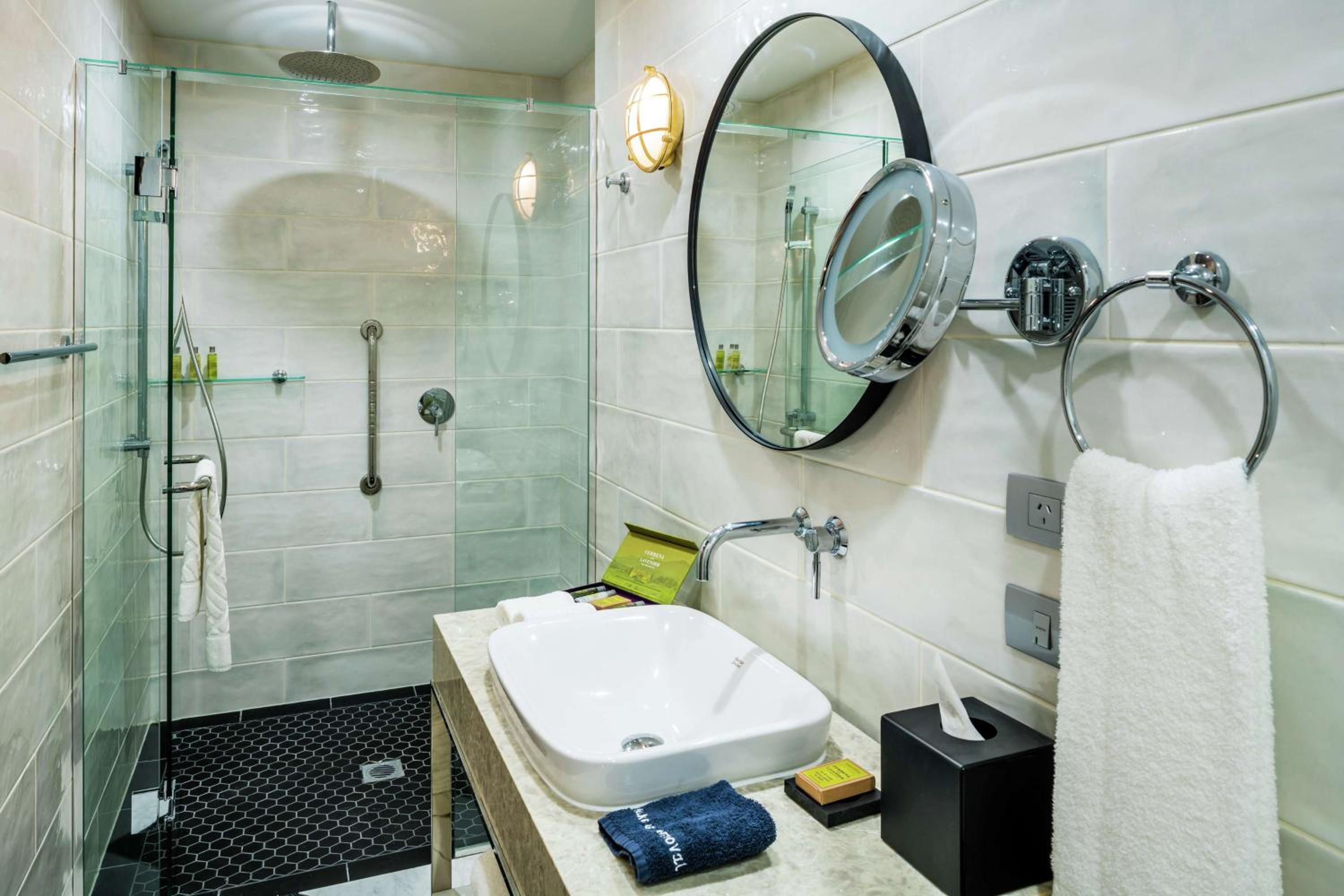 Twin Room thumbnail 6