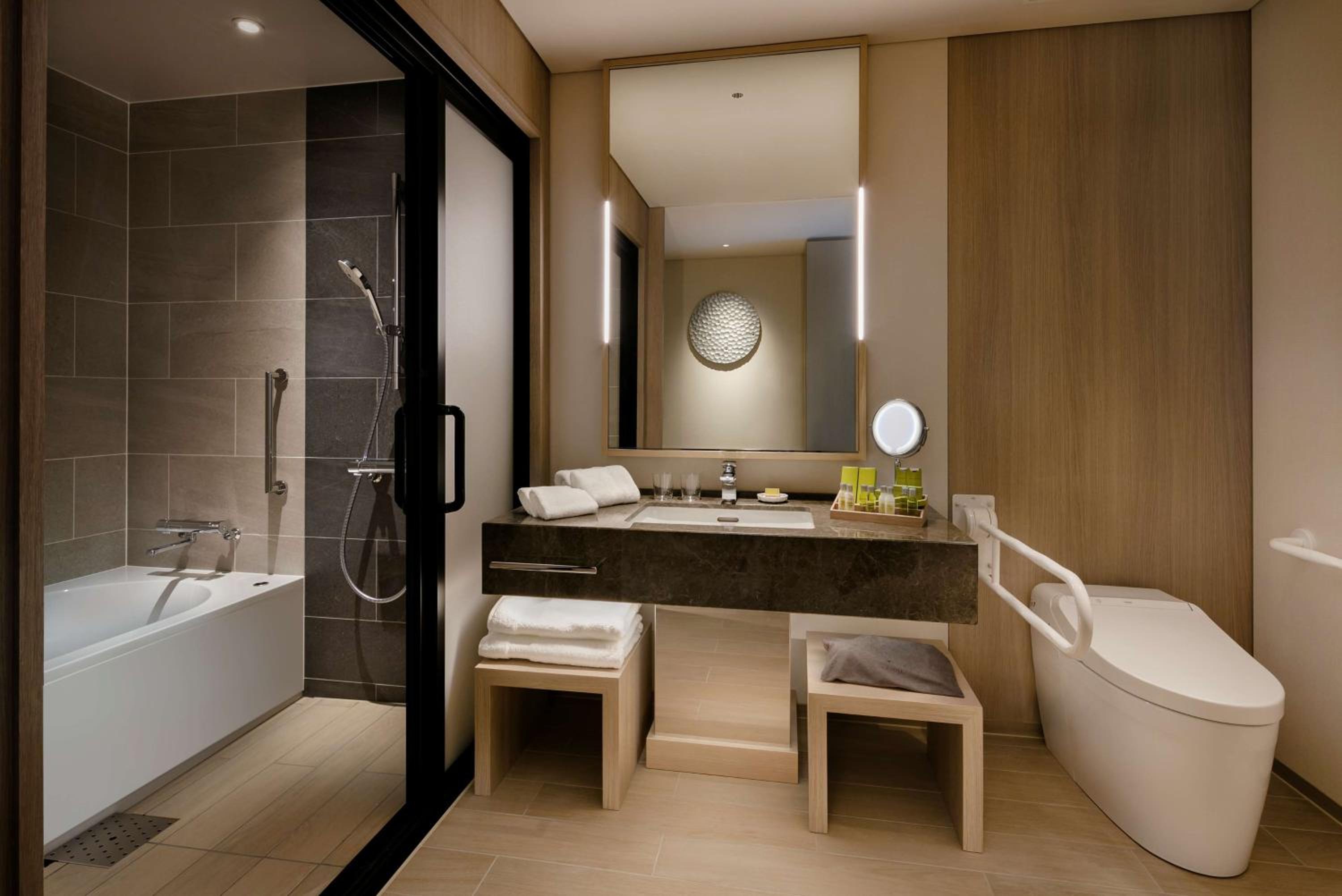 King Room - Mobility Accessible  - Photo 2