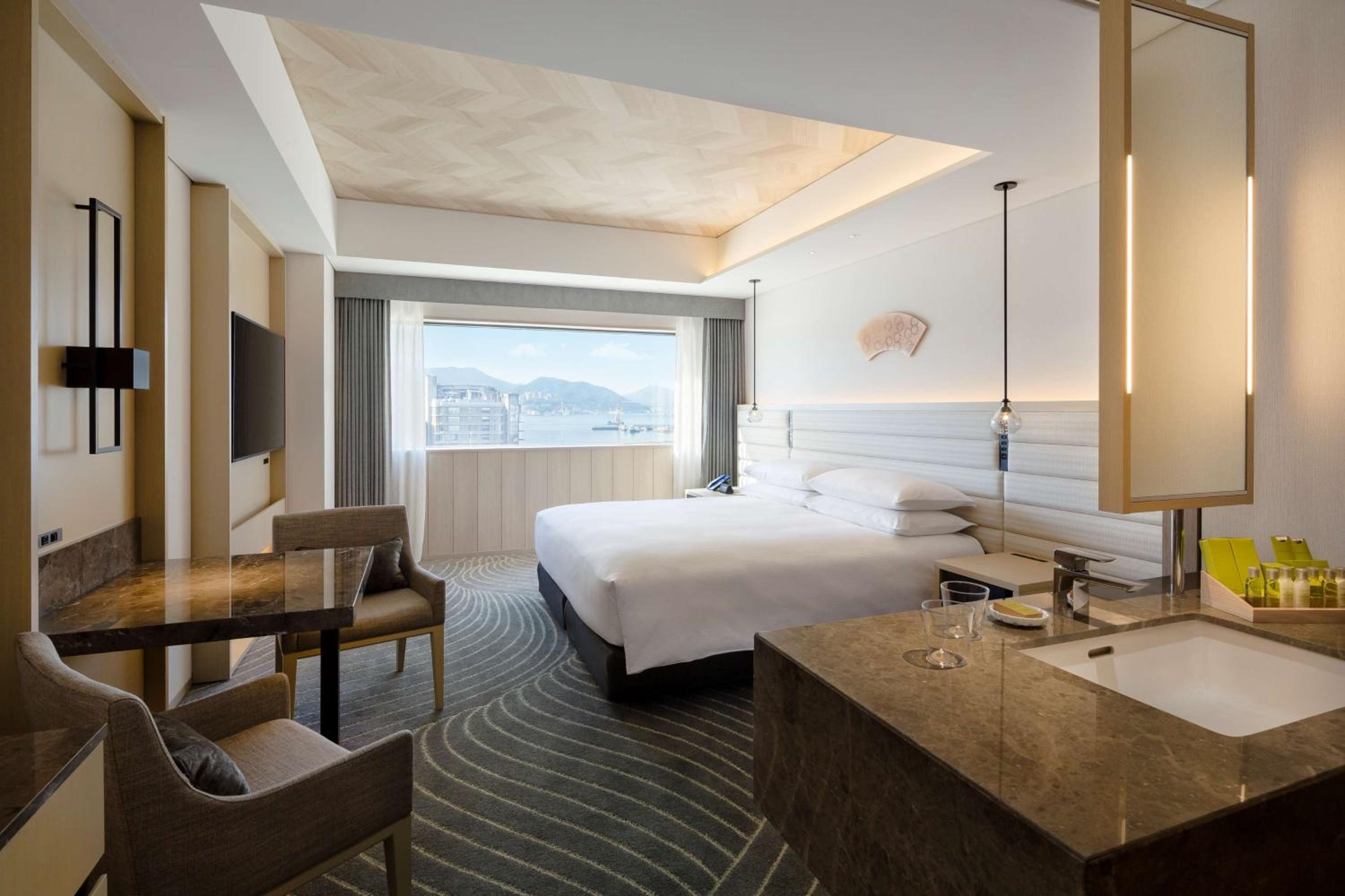 Deluxe King Room - Photo 2