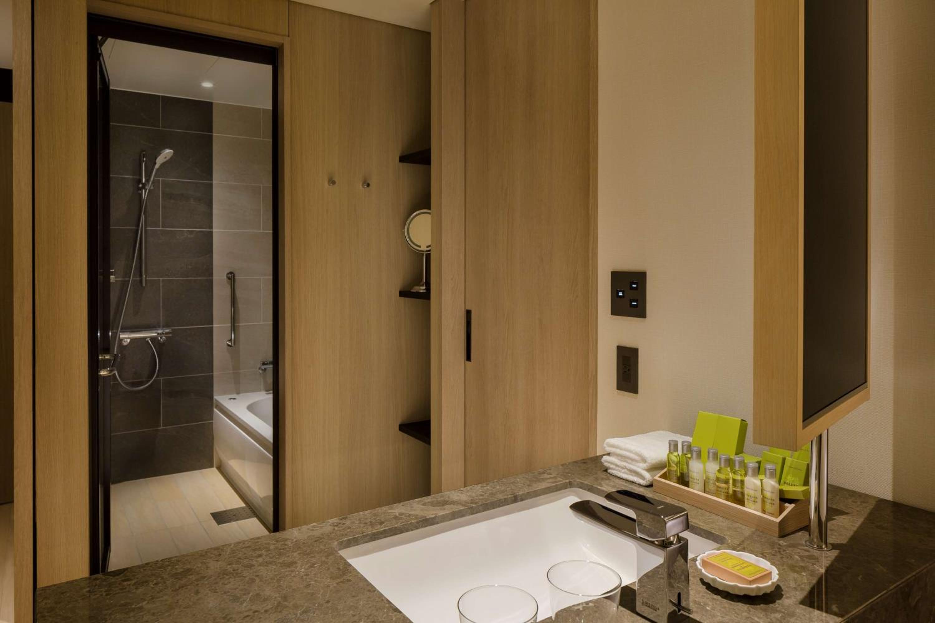 Deluxe Double Room with Two Double Beds - Photo 4