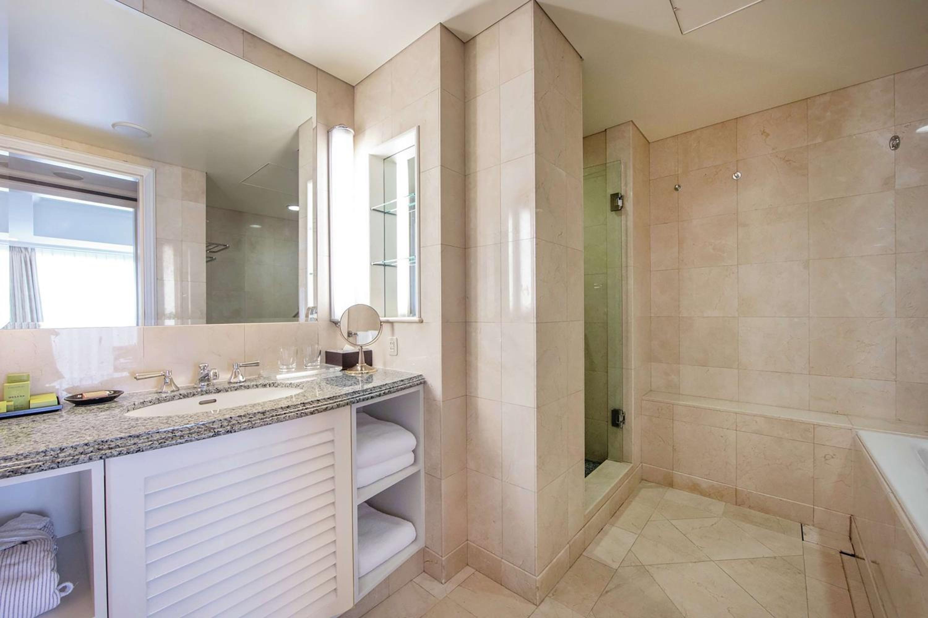 One-Bedroom Twin Suite - Photo 8