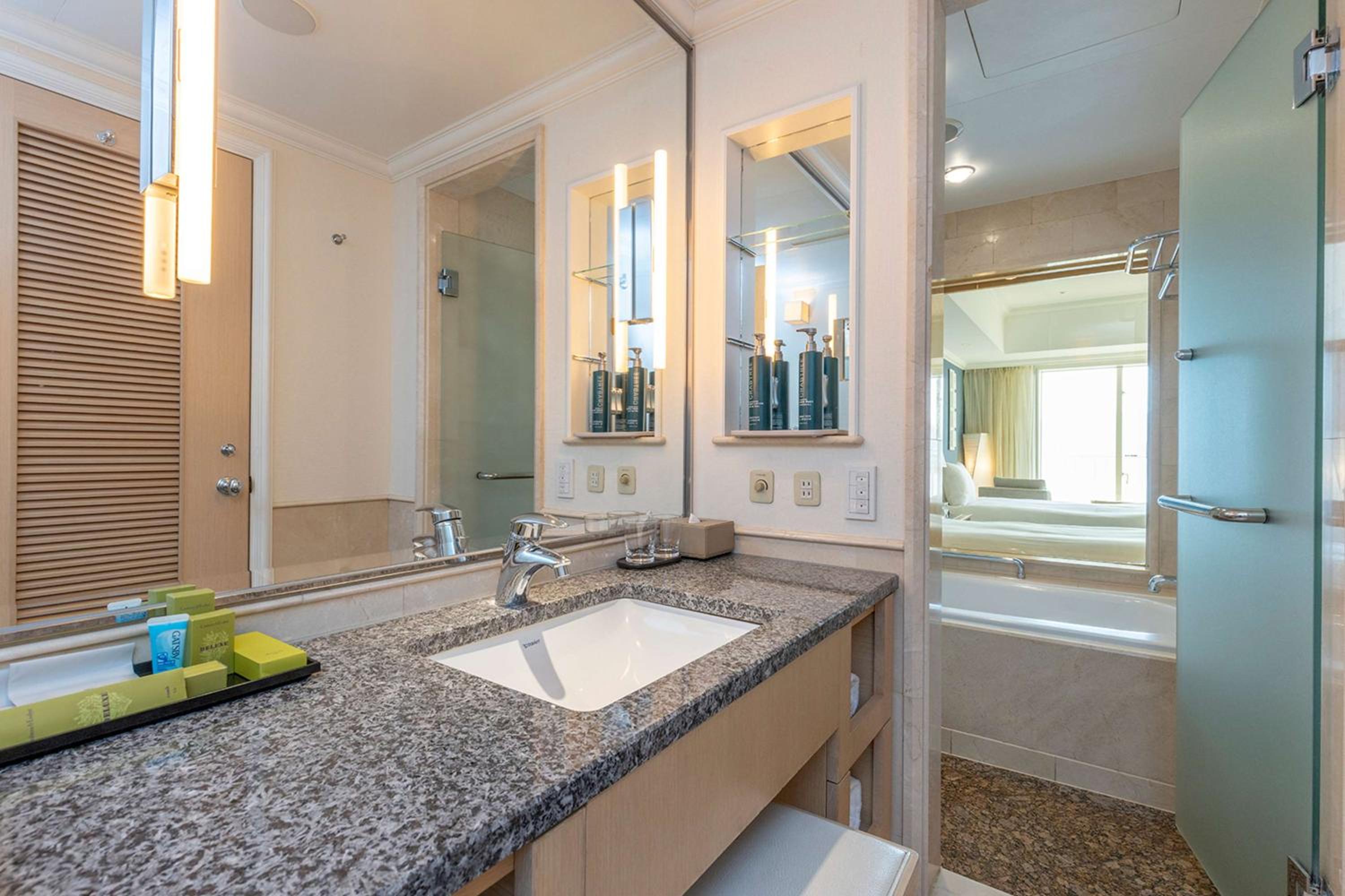 Twin Premium Executive - Non-Smoking - 40sqm - Rainbow Bridge View Twin Premium Executive - Non-Smoking - 40sqm - Rainbow Bridge View
