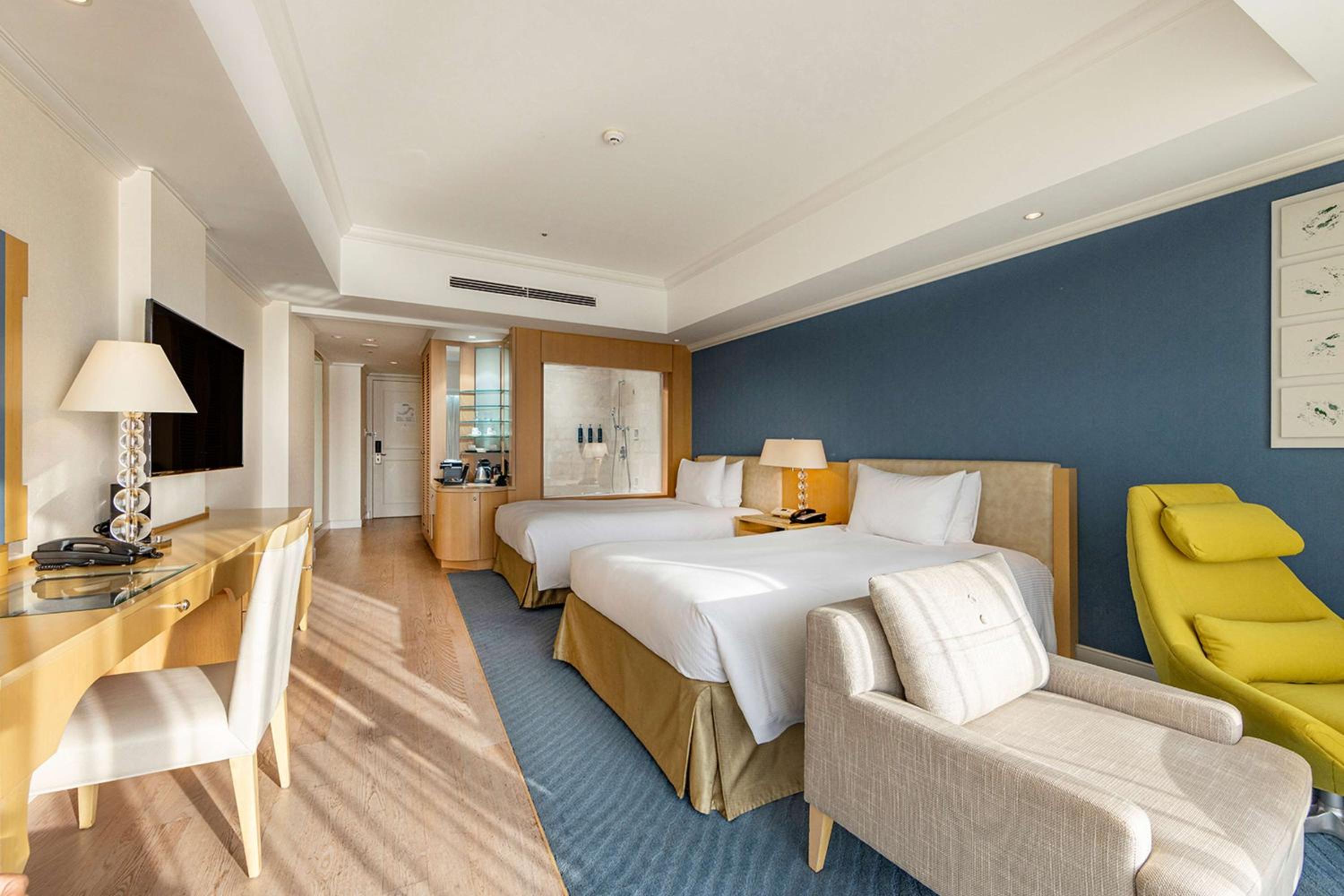 Twin Premium Executive - Non-Smoking - 40sqm - Rainbow Bridge View photo 3