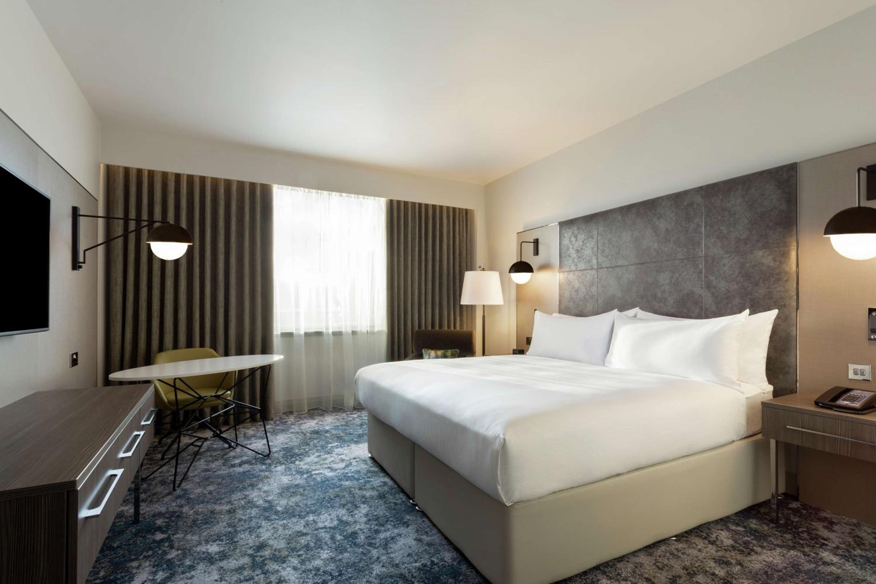 Queen Room with Two Queen Beds - Photo 6