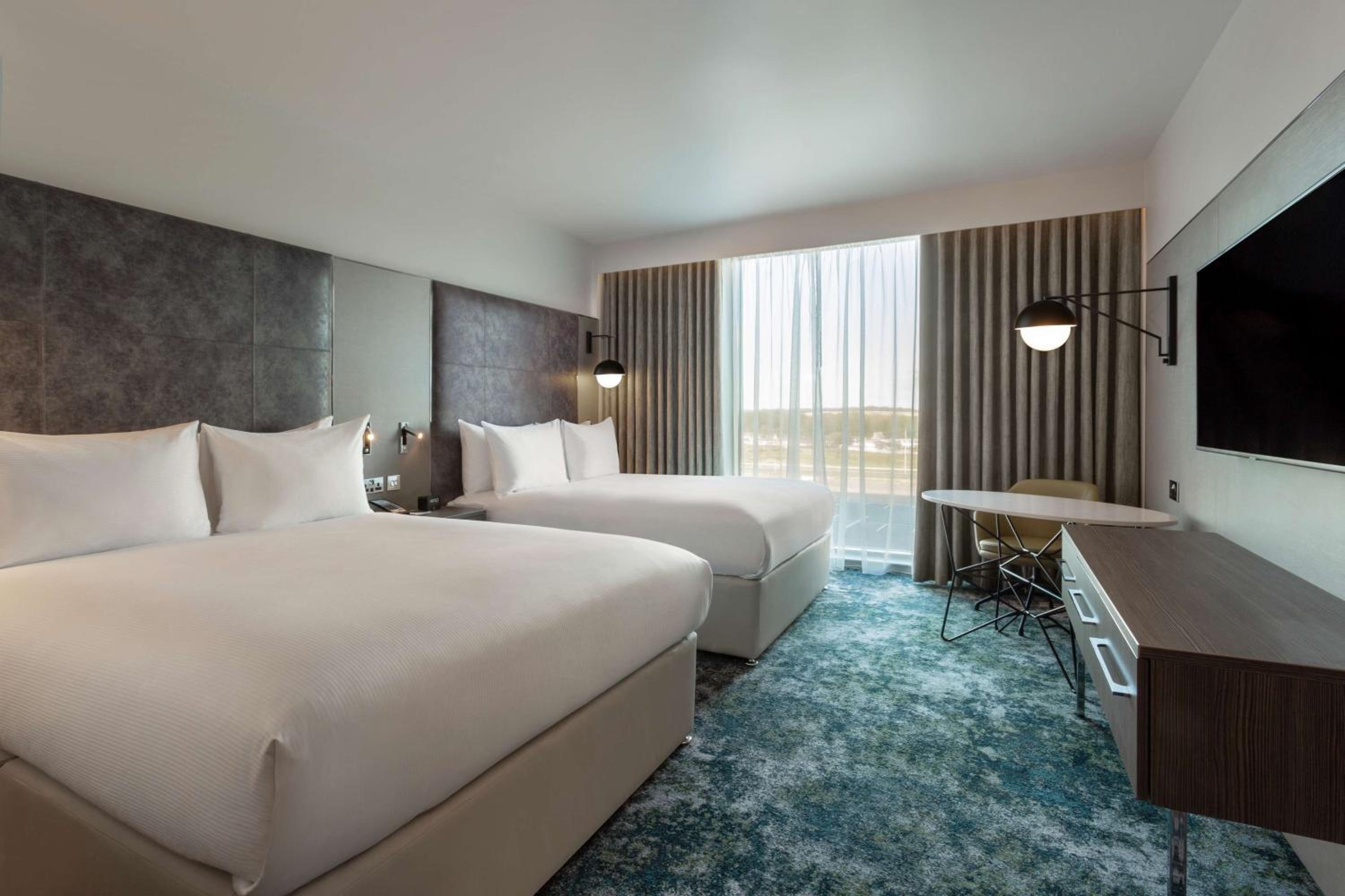Queen Room with Two Queen Beds - Photo 7