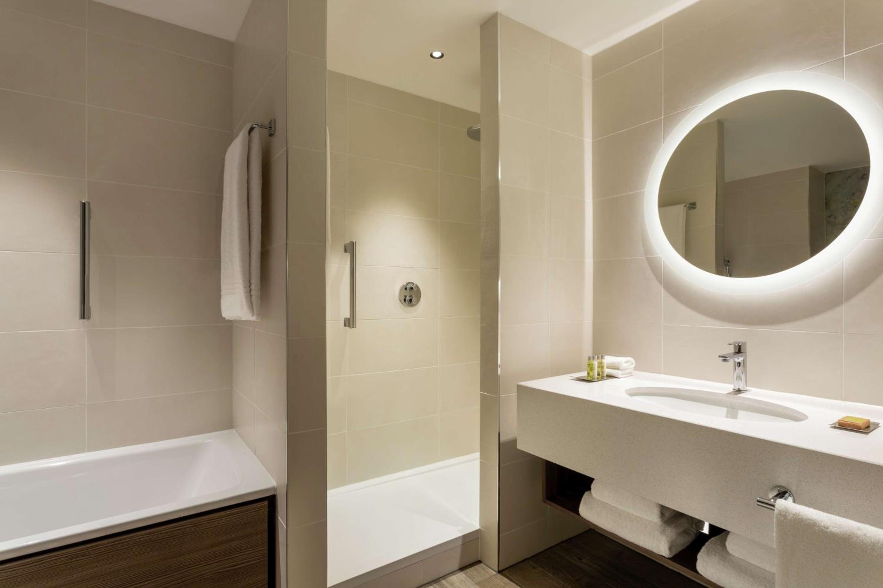 Junior King Suite - Lounge Access - Photo 4