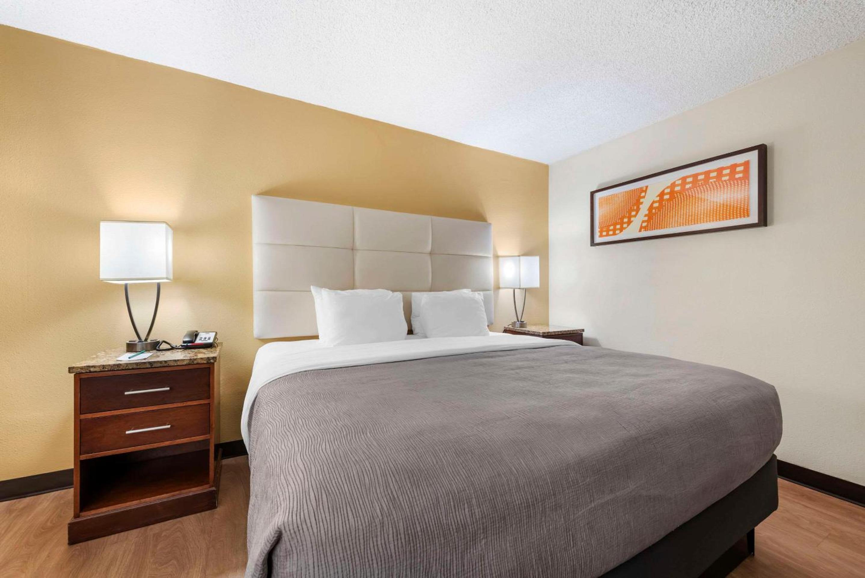 King Room with Accessible Tub - Disability Access/Non-Smoking - Photo 1