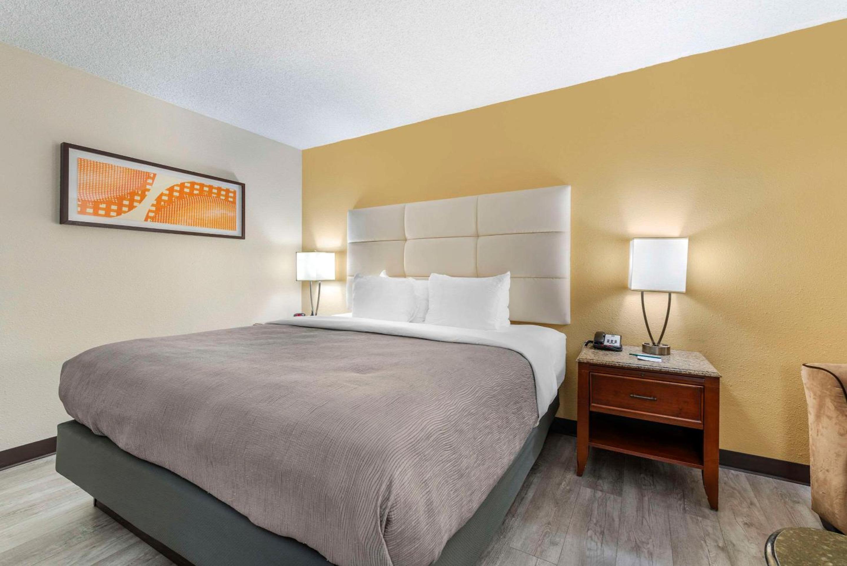 King Room - Non-Smoking - Photo 1