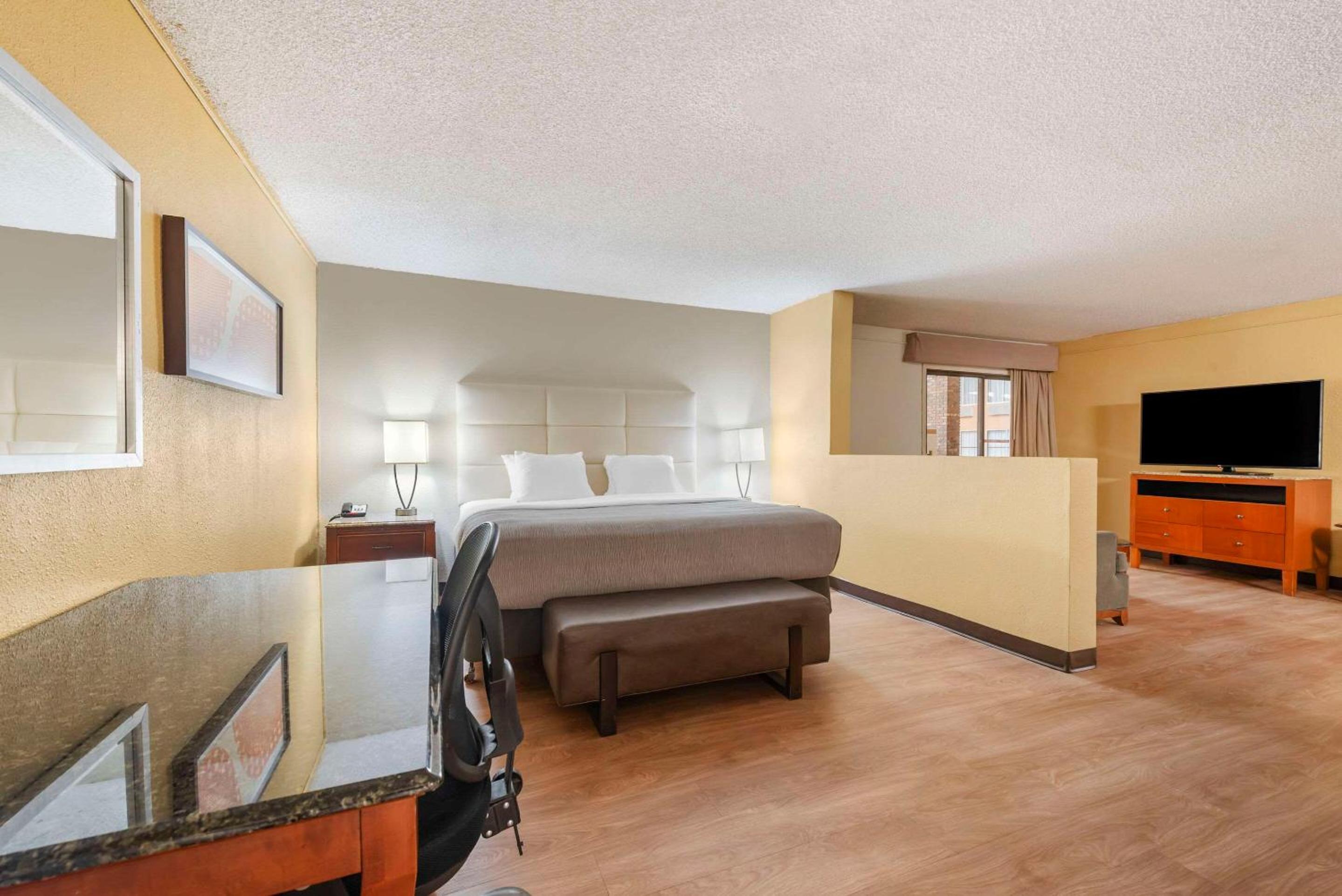 King Suite - Non Smoking - Photo 2